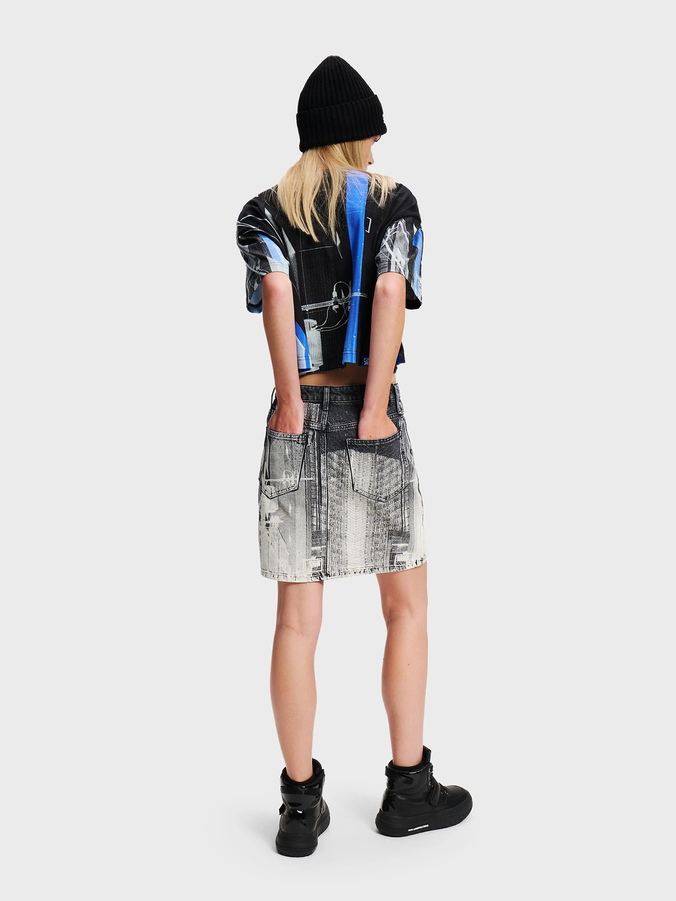 Юбки Karl Lagerfeld Jeans модель 246J1203 Юбки Karl Lagerfeld Jeans модель 246J1203 Фото