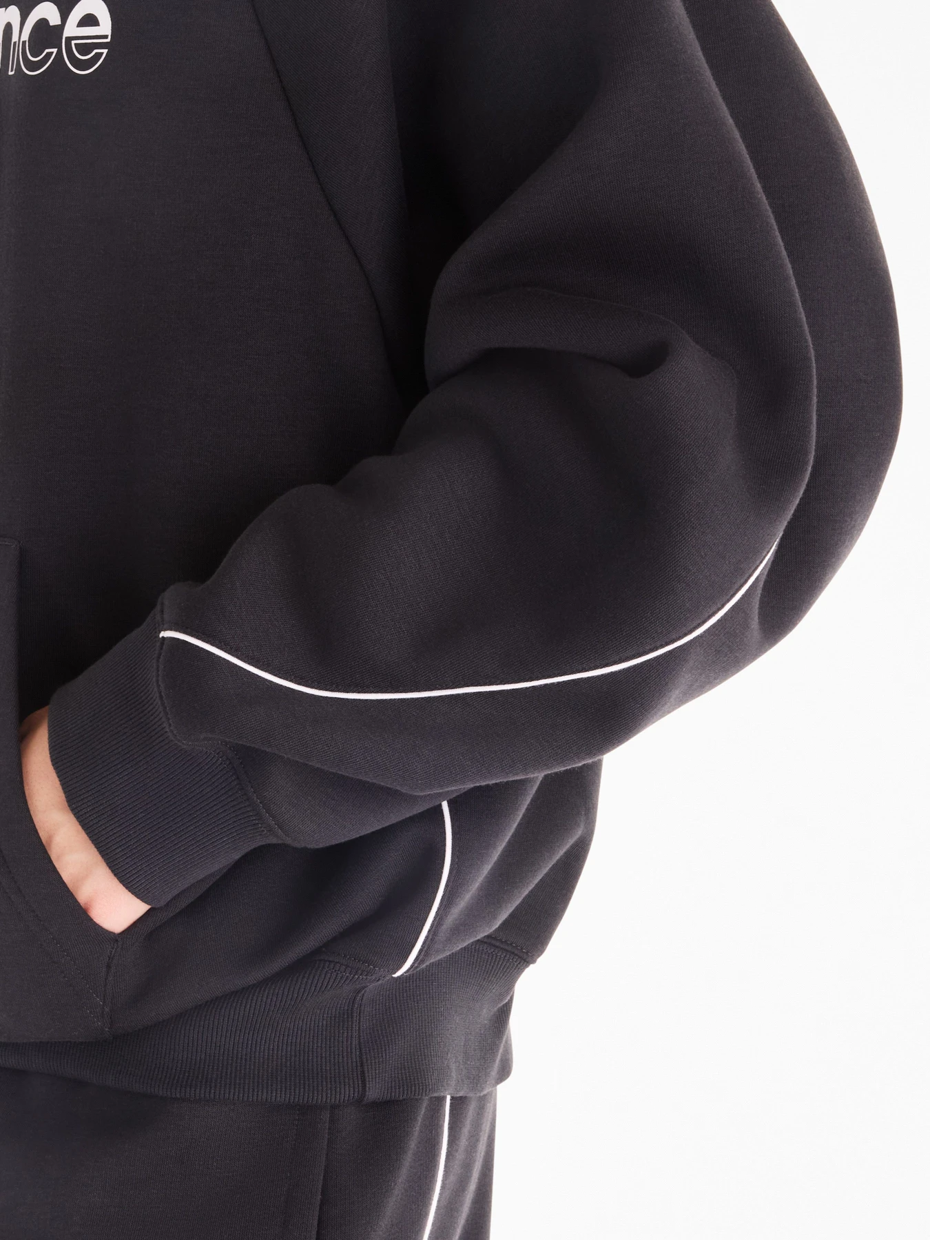 Худі та світшоти New Balance Trackside Fleece модель MT62Y14PBK Худі та світшоти New Balance Trackside Fleece модель MT62Y14PBK Фото