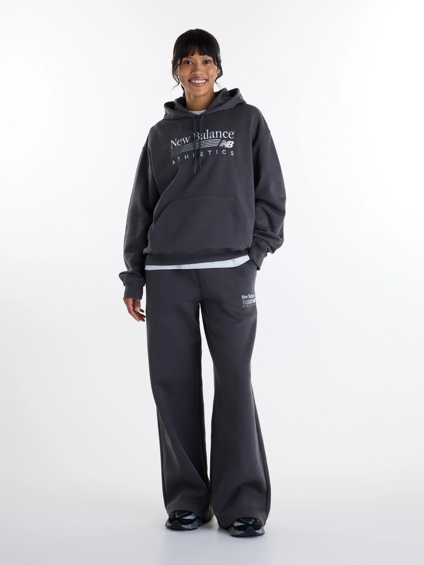 Штани New Balance Trackside Fleece модель WB62983ABLK Фото