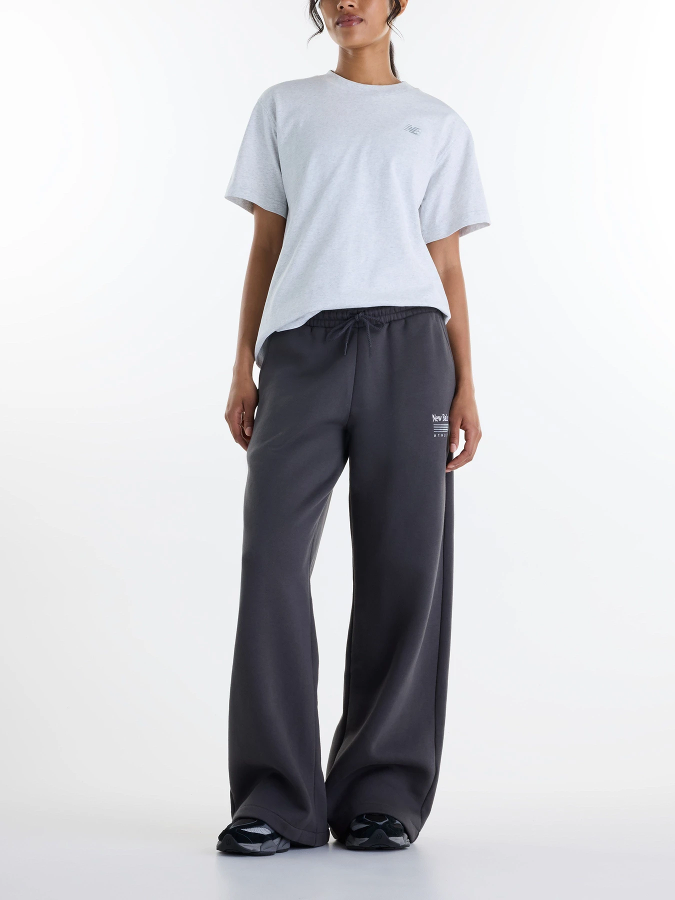 Штани New Balance Trackside Fleece модель WB62983ABLK Фото