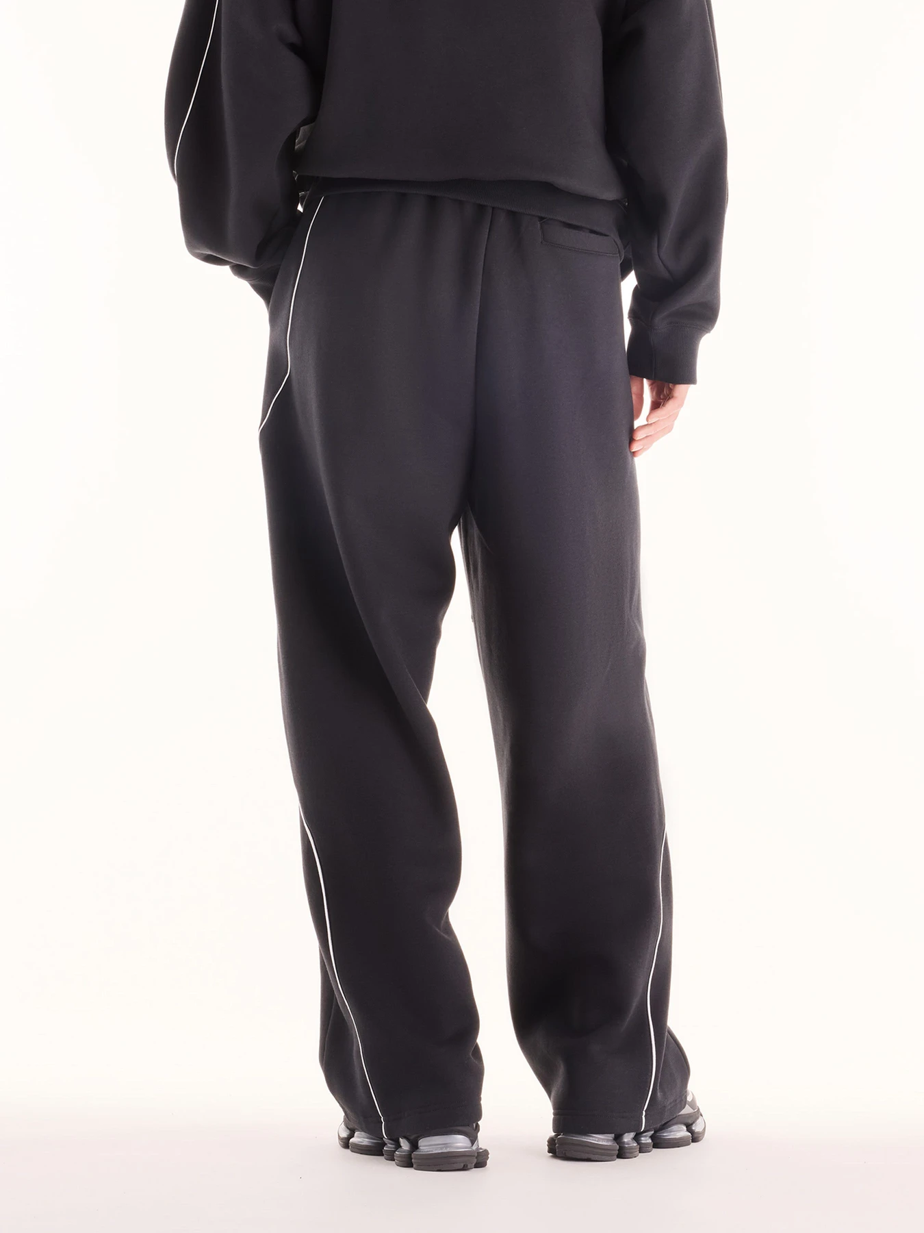Брюки New Balance Trackside Fleece модель MB62G6ZVBK Брюки New Balance Trackside Fleece модель MB62G6ZVBK Фото