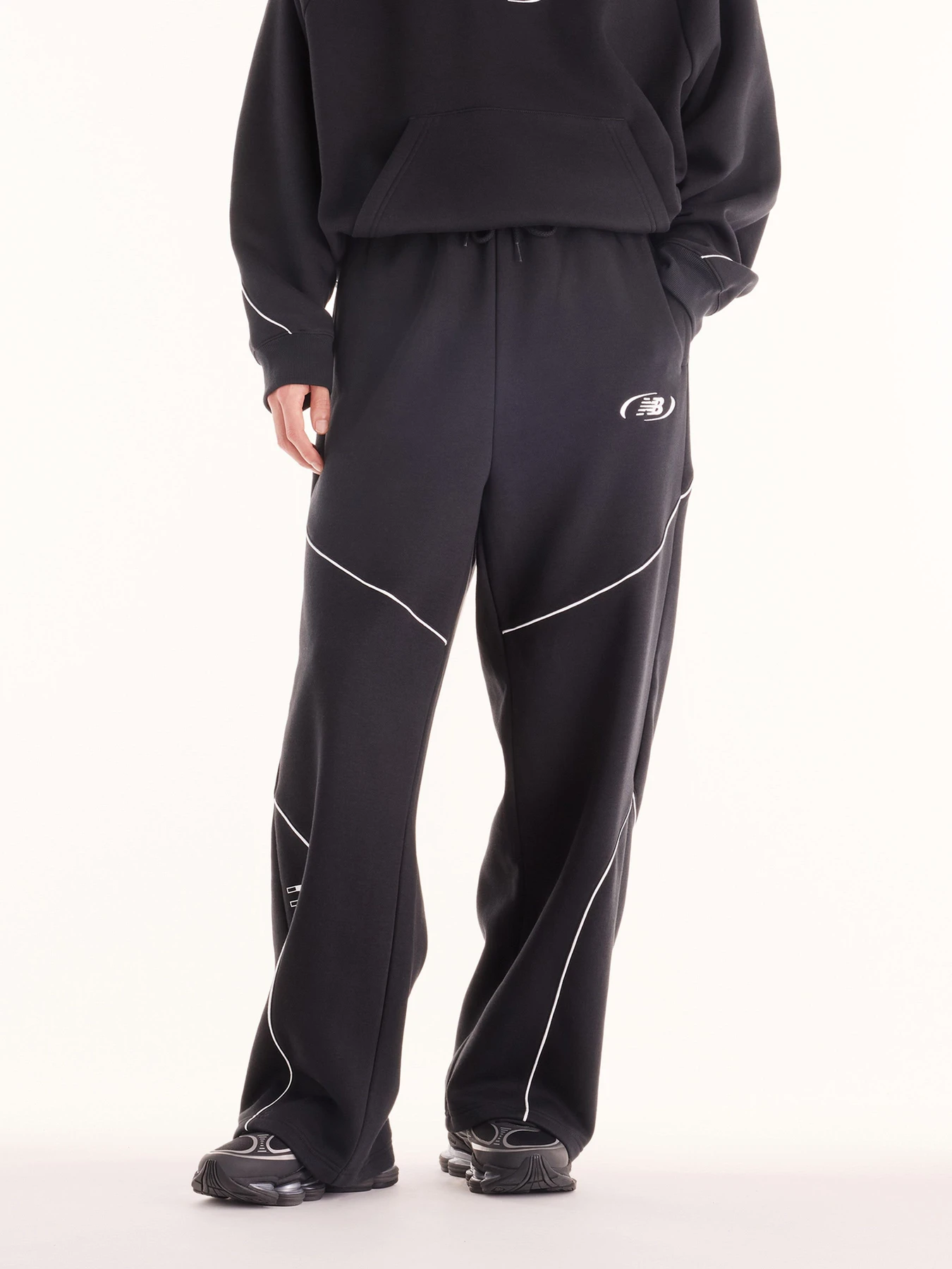 Брюки New Balance Trackside Fleece модель MB62G6ZVBK Брюки New Balance Trackside Fleece модель MB62G6ZVBK Фото