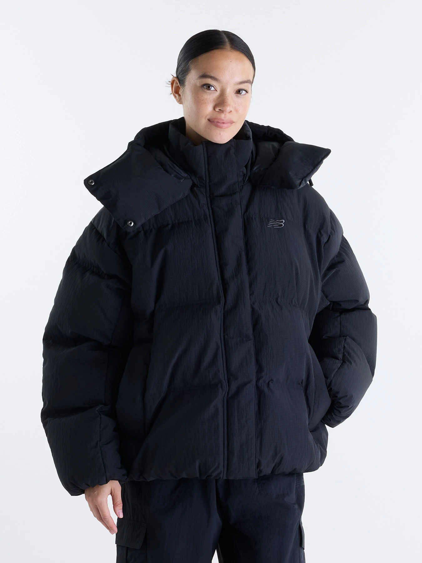 Куртки и дубленки New Balance Premium Puffer модель WJ6268B9BK Куртки и дубленки New Balance Premium Puffer модель WJ6268B9BK Фото