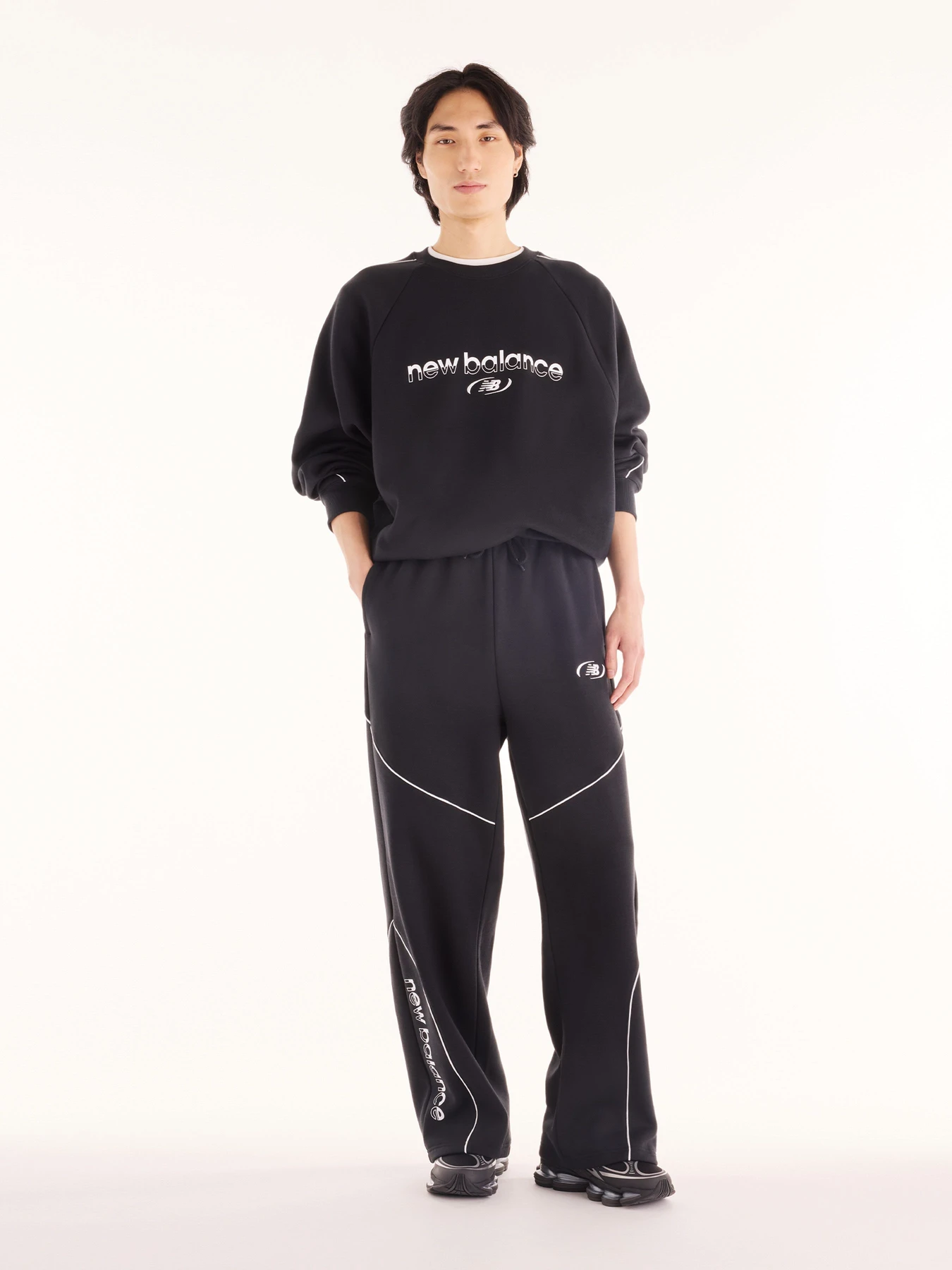 Худі та світшоти New Balance Trackside Fleece Crew модель MT6255WPBK Худі та світшоти New Balance Trackside Fleece Crew модель MT6255WPBK Фото