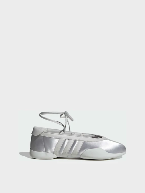 Туфлі та лофери Adidas модель KJ8370 Фото