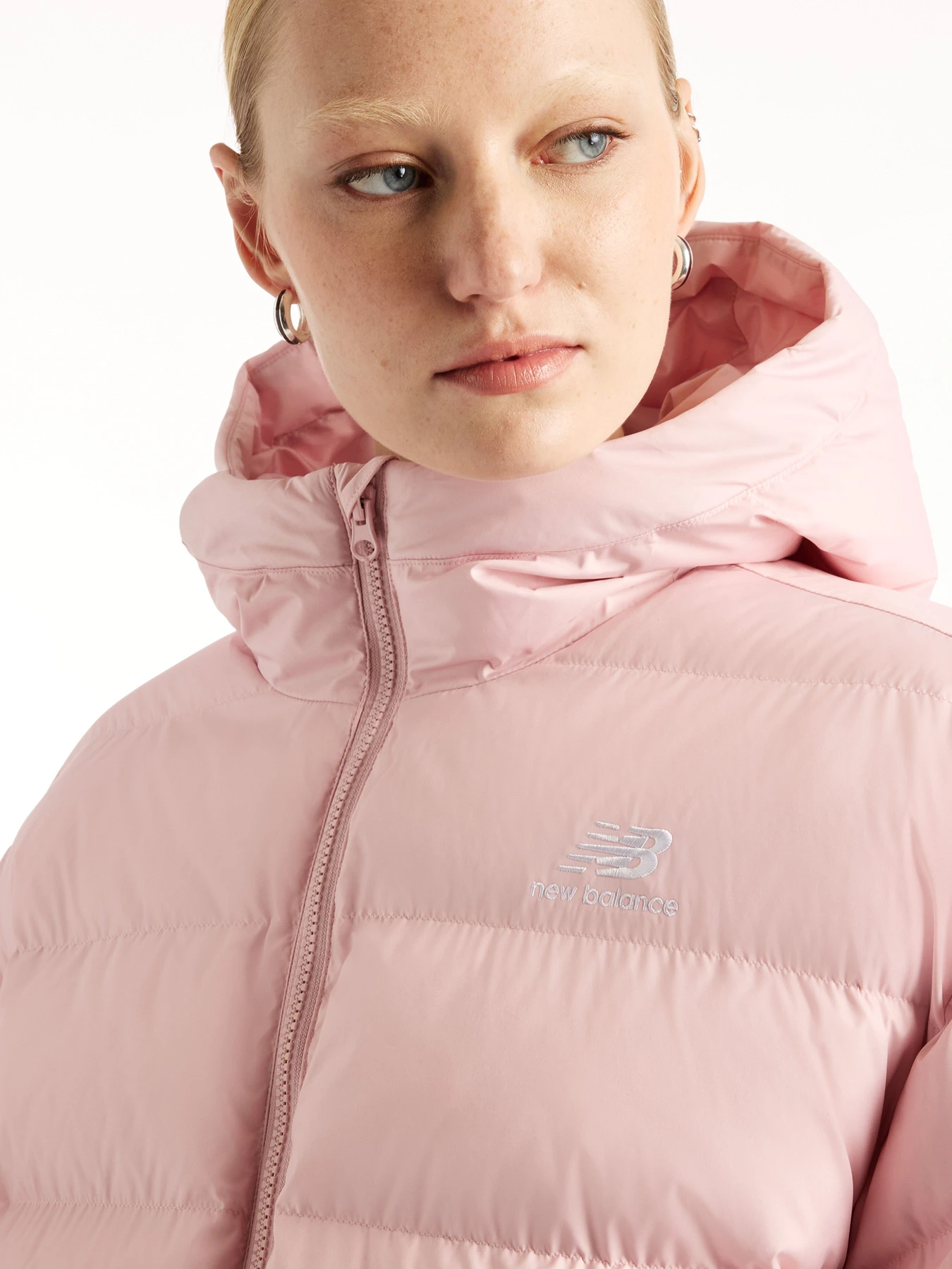 Куртки и дубленки New Balance Boston Puffer модель WJ62V5SNPHK Куртки и дубленки New Balance Boston Puffer модель WJ62V5SNPHK Фото