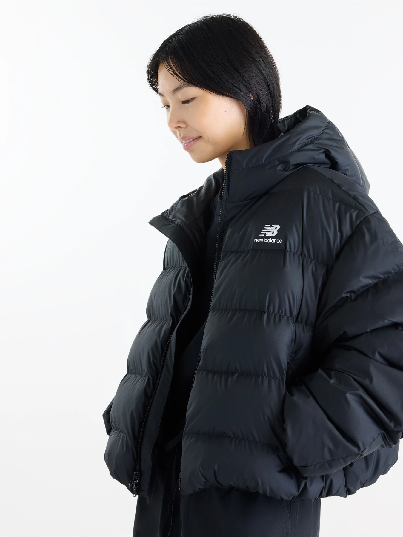 Куртки и дубленки New Balance Boston Puffer модель WJ62V5SNBK Куртки и дубленки New Balance Boston Puffer модель WJ62V5SNBK Фото