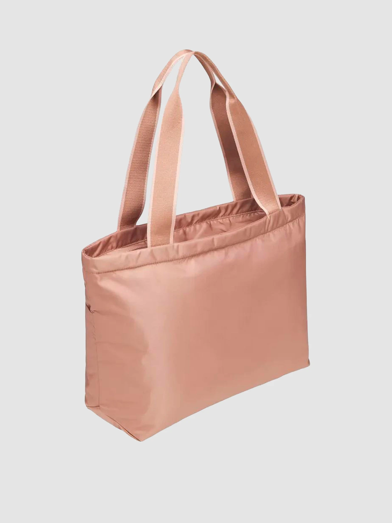 Сумки Under Armour Studio Lite Tote 16 L модель 1388920-201 Сумки Under Armour Studio Lite Tote 16 L модель 1388920-201 Фото