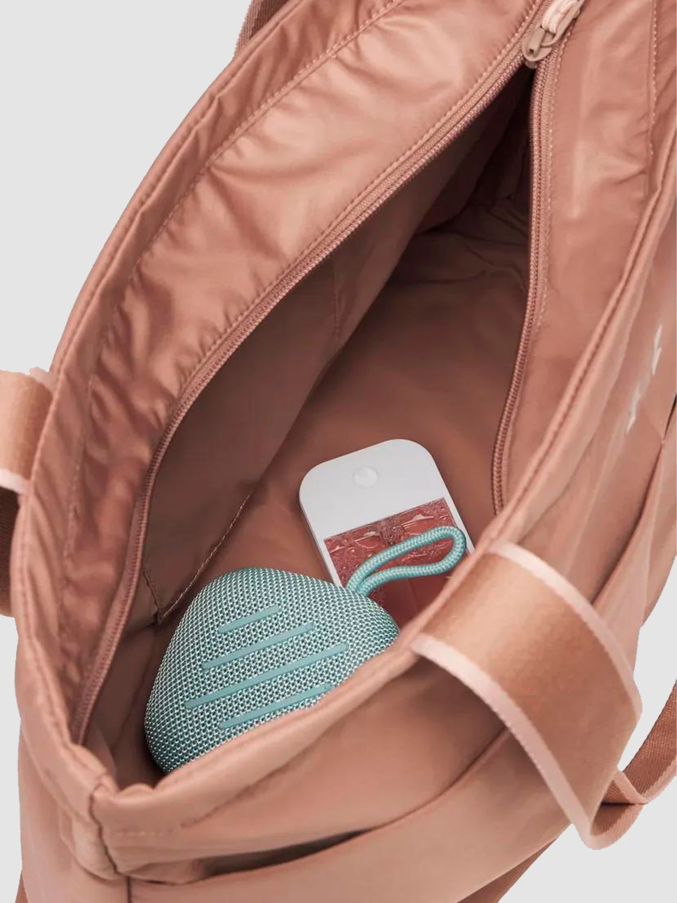 Сумки Under Armour Studio Lite Tote 16 L модель 1388920-201 Сумки Under Armour Studio Lite Tote 16 L модель 1388920-201 Фото
