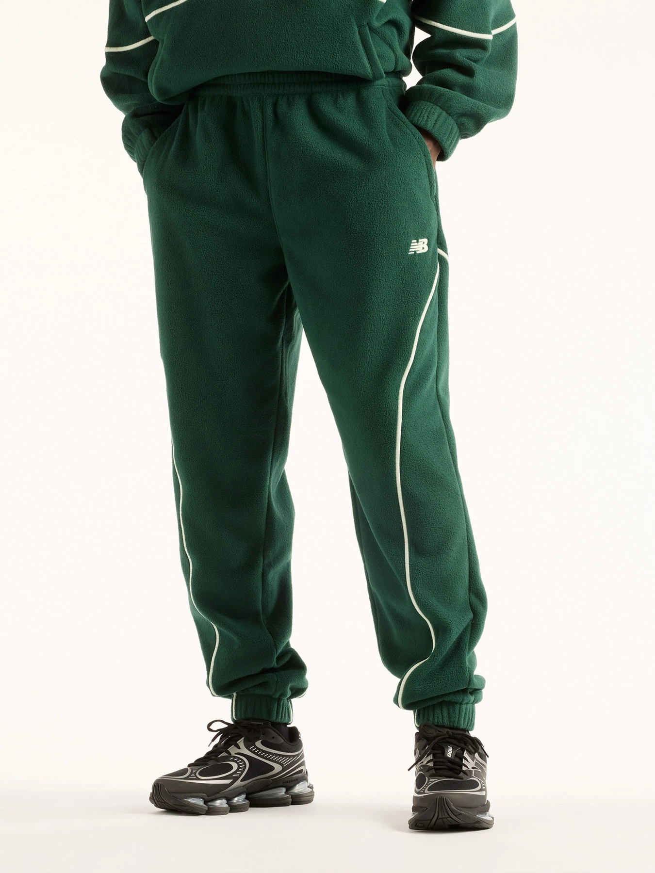 Брюки New Balance Trackside Polar Fleece модель MB62H07MNOG Брюки New Balance Trackside Polar Fleece модель MB62H07MNOG Фото