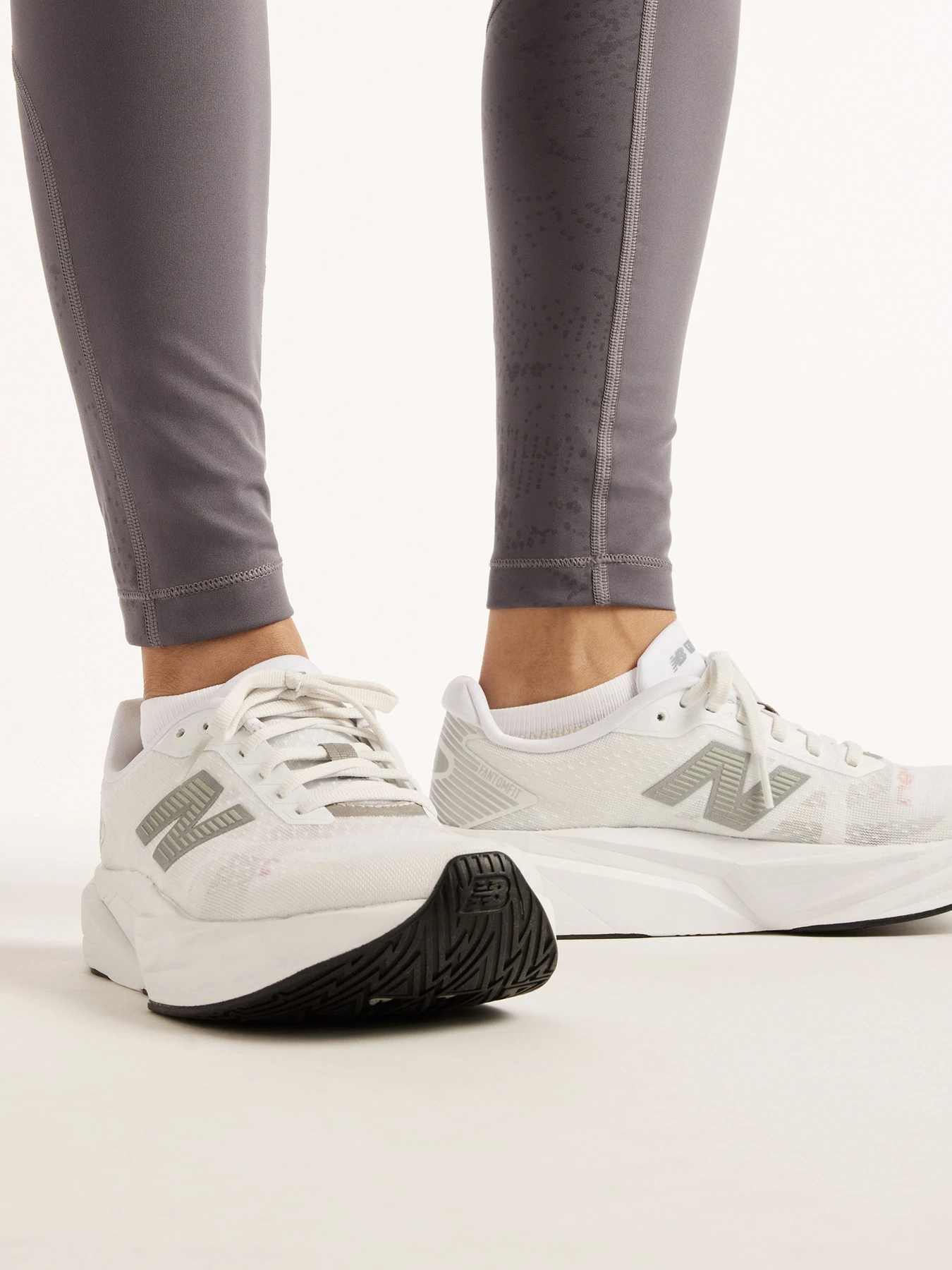 Брюки New Balance Reflective RC Heat Legging 27'' модель WB6239K1AA9 Брюки New Balance Reflective RC Heat Legging 27'' модель WB6239K1AA9 Фото
