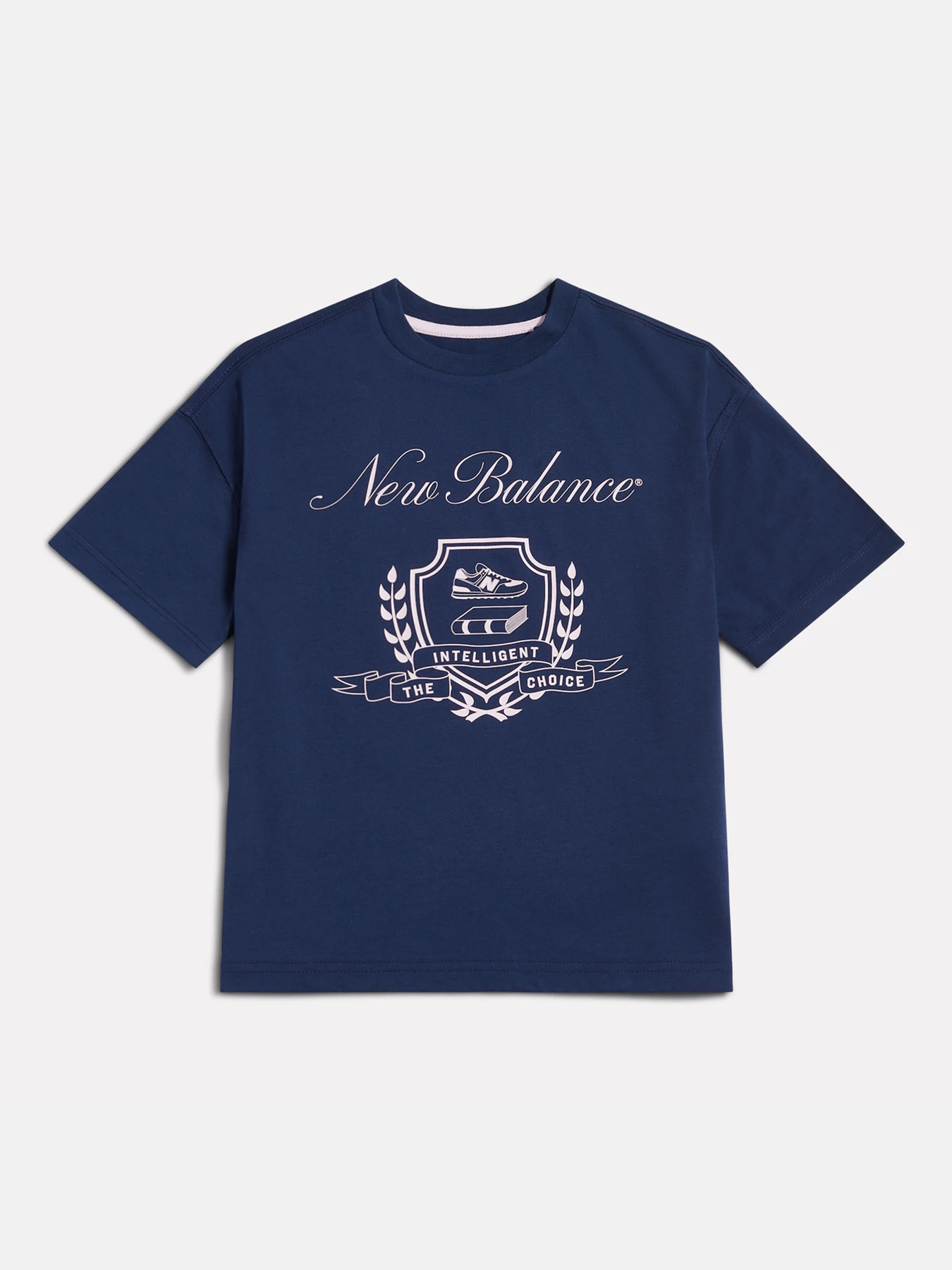 Футболки и поло New Balance Academy Crest модель YT62Q0LVNNY Футболки и поло New Balance Academy Crest модель YT62Q0LVNNY Фото
