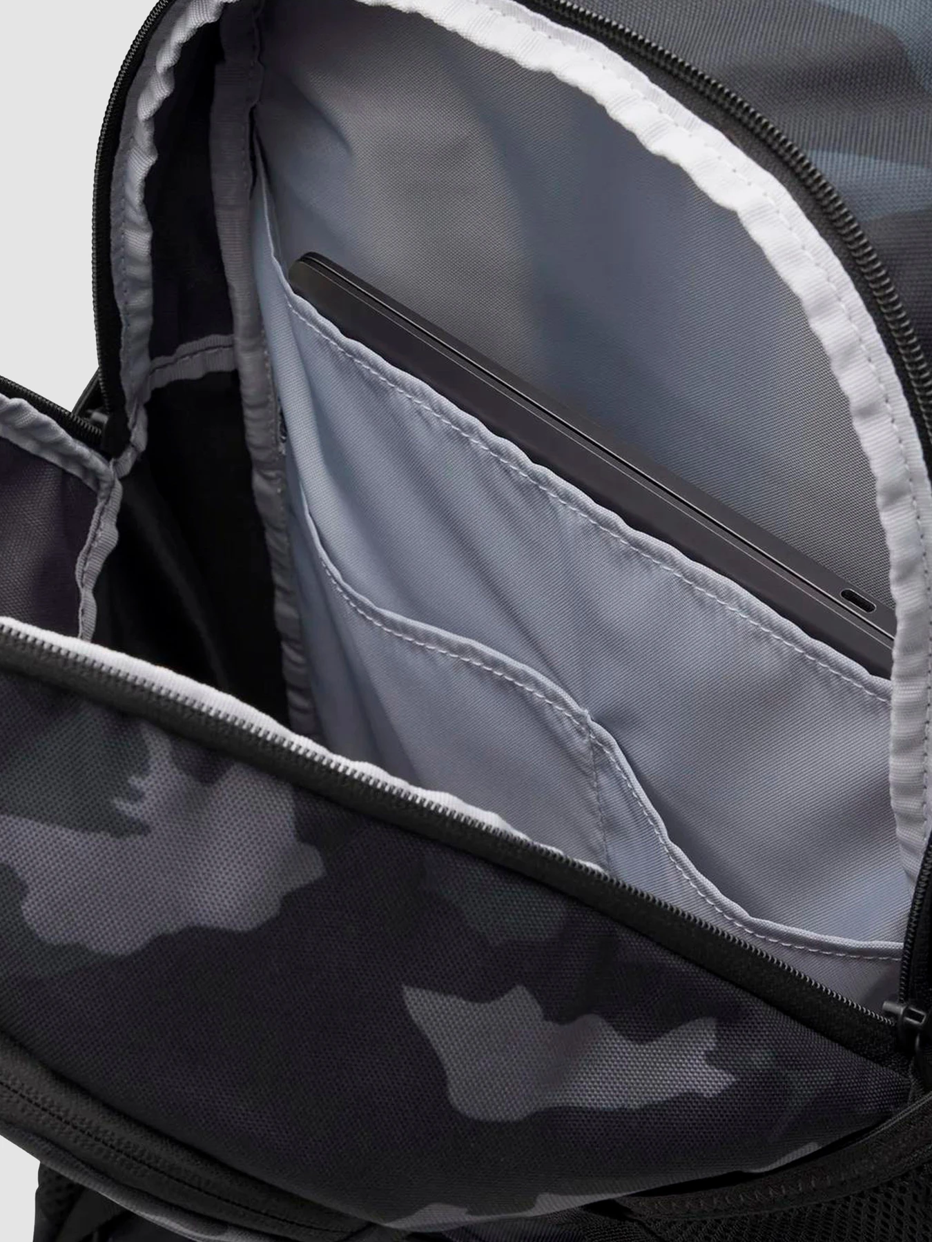 Рюкзаки Under Armour Hustle Sport 6.0 Backpack модель 6000397-002 Рюкзаки Under Armour Hustle Sport 6.0 Backpack модель 6000397-002 Фото