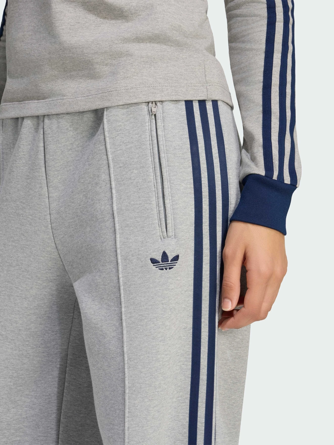 Брюки Adidas Adicolor модель KS7348 Брюки Adidas Adicolor модель KS7348 Фото