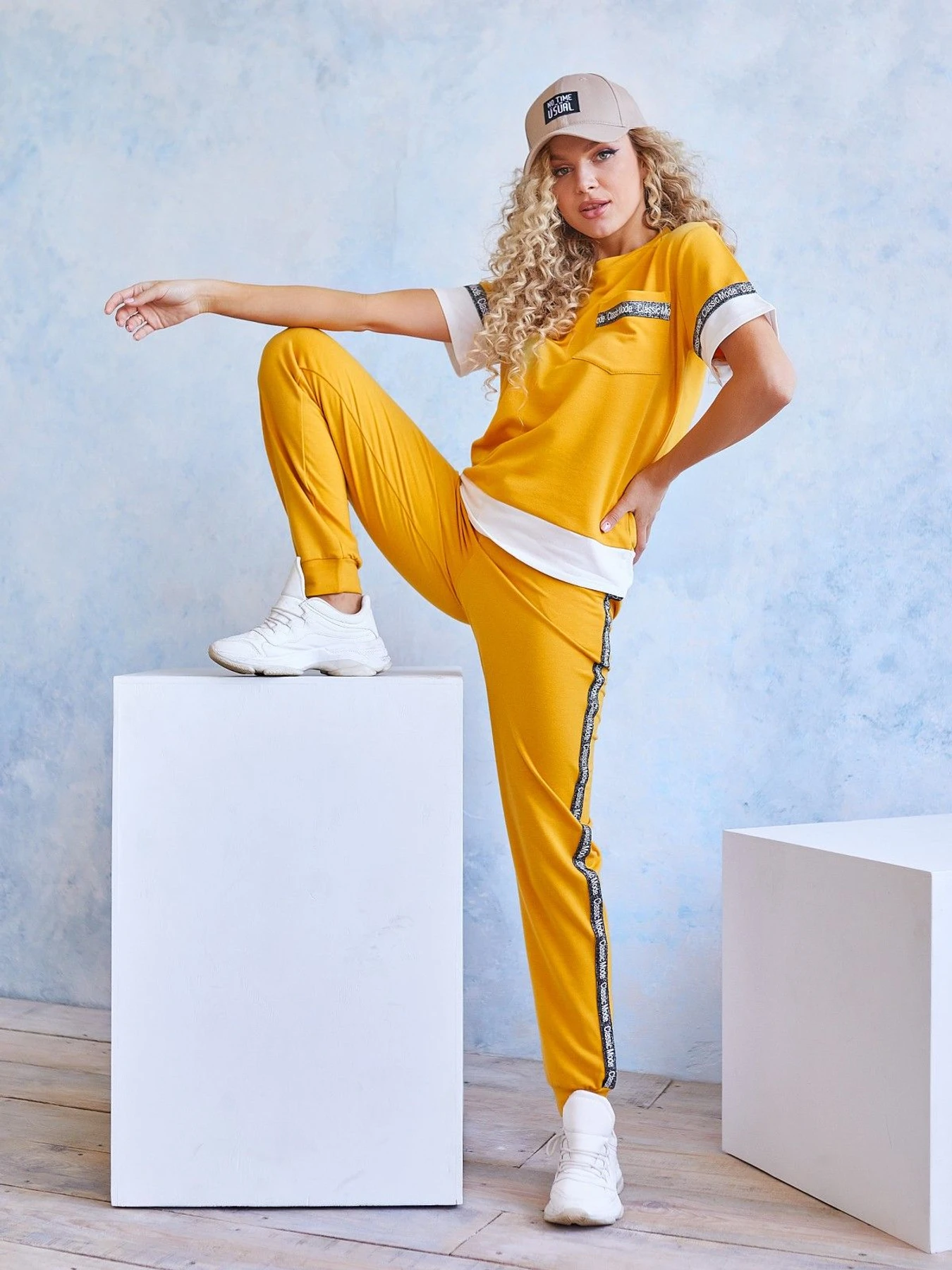 Костюмы ISSA Plus модель 11960_mustard Костюмы ISSA Plus модель 11960_mustard Фото