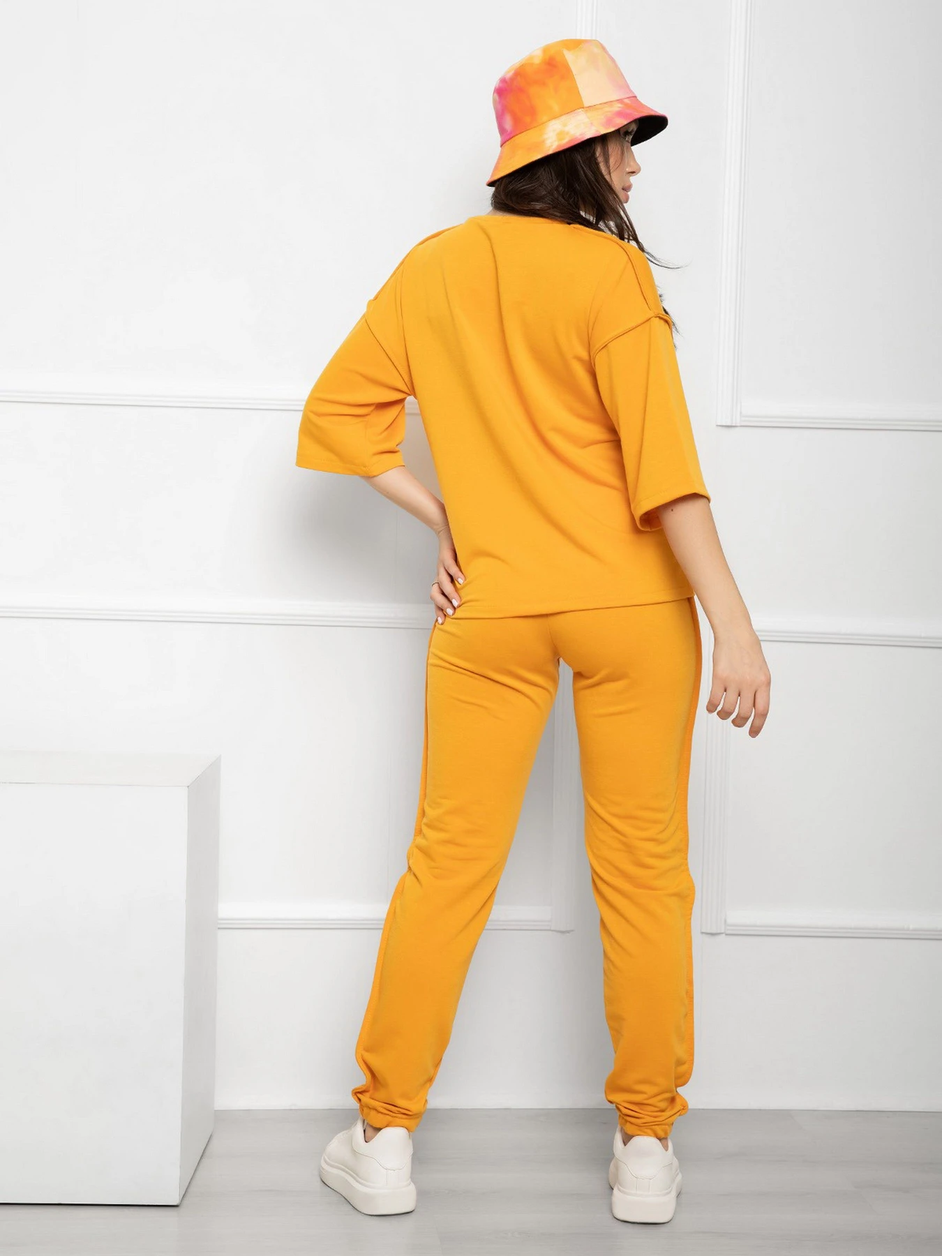 Костюмы ISSA Plus модель 11970_mustard Костюмы ISSA Plus модель 11970_mustard Фото