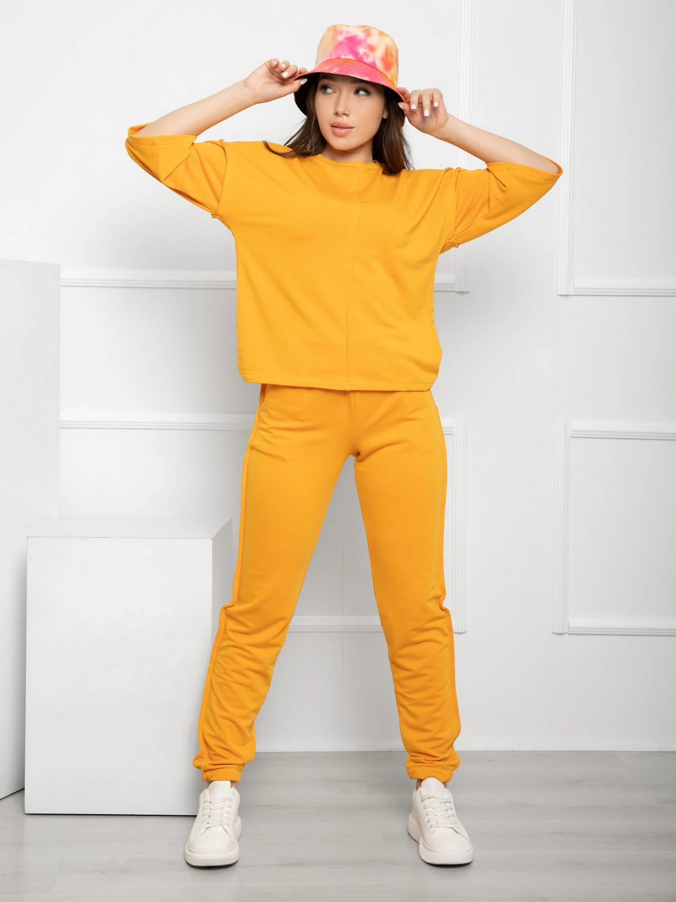 Костюмы ISSA Plus модель 11970_mustard Костюмы ISSA Plus модель 11970_mustard Фото