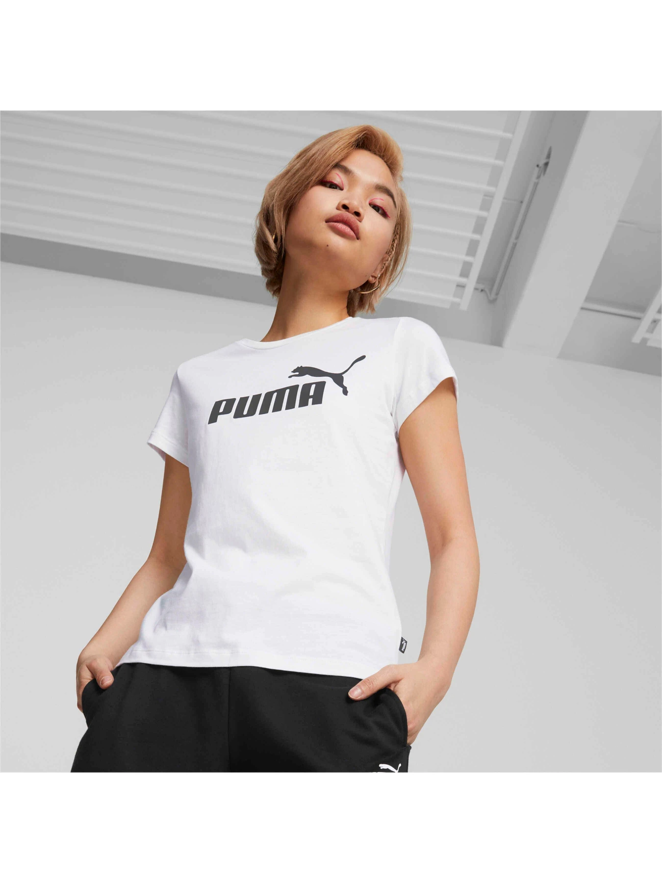 Футболки и поло PUMA Ess Logo Tee модель 586774 Футболки и поло PUMA Ess Logo Tee модель 586774 Фото