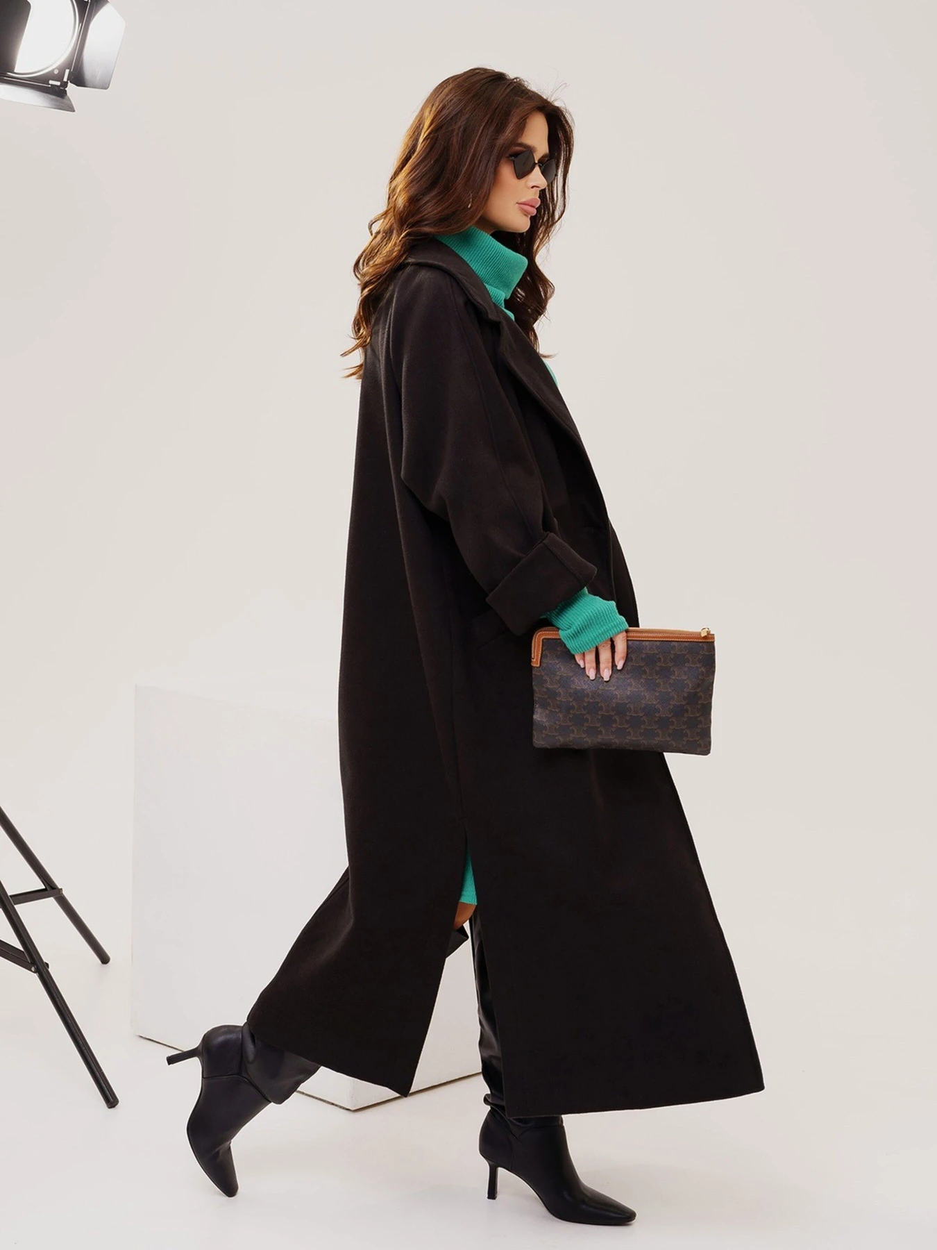 Пальто и плащи ISSA Plus модель 13549_black Пальто и плащи ISSA Plus модель 13549_black Фото