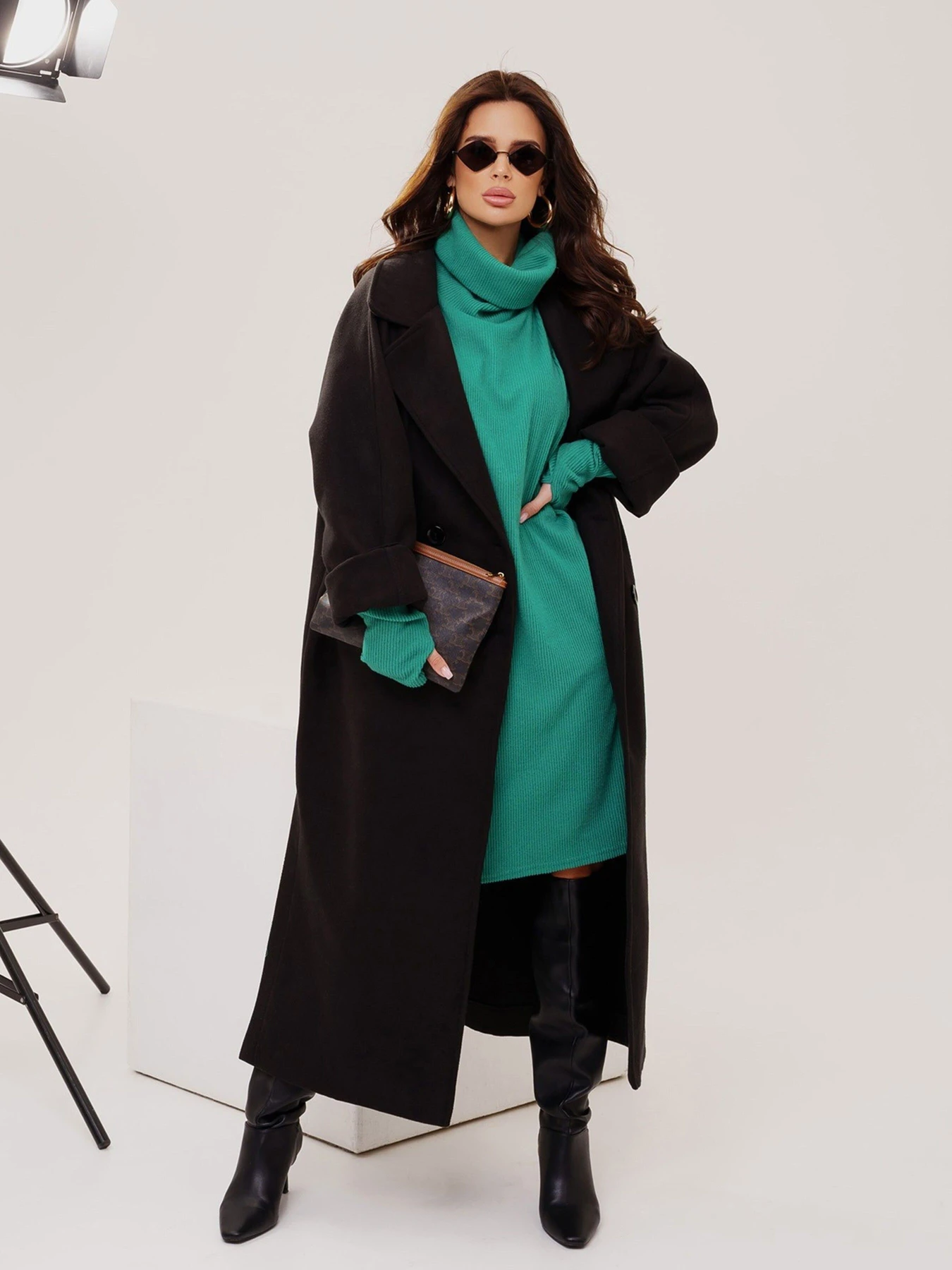 Пальто и плащи ISSA Plus модель 13549_black Пальто и плащи ISSA Plus модель 13549_black Фото