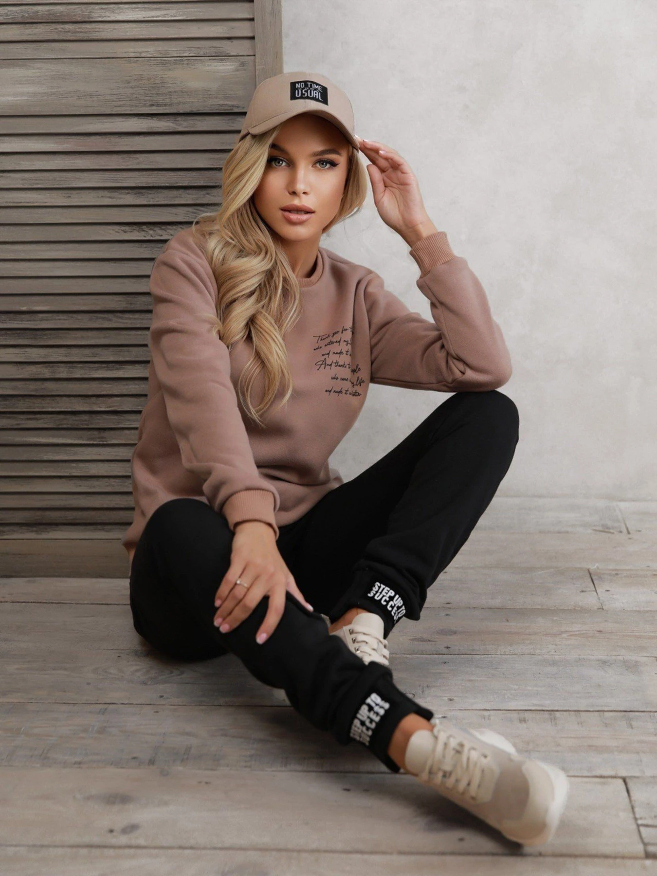 Худі та світшоти ISSA Plus модель 12295_beige Худі та світшоти ISSA Plus модель 12295_beige Фото