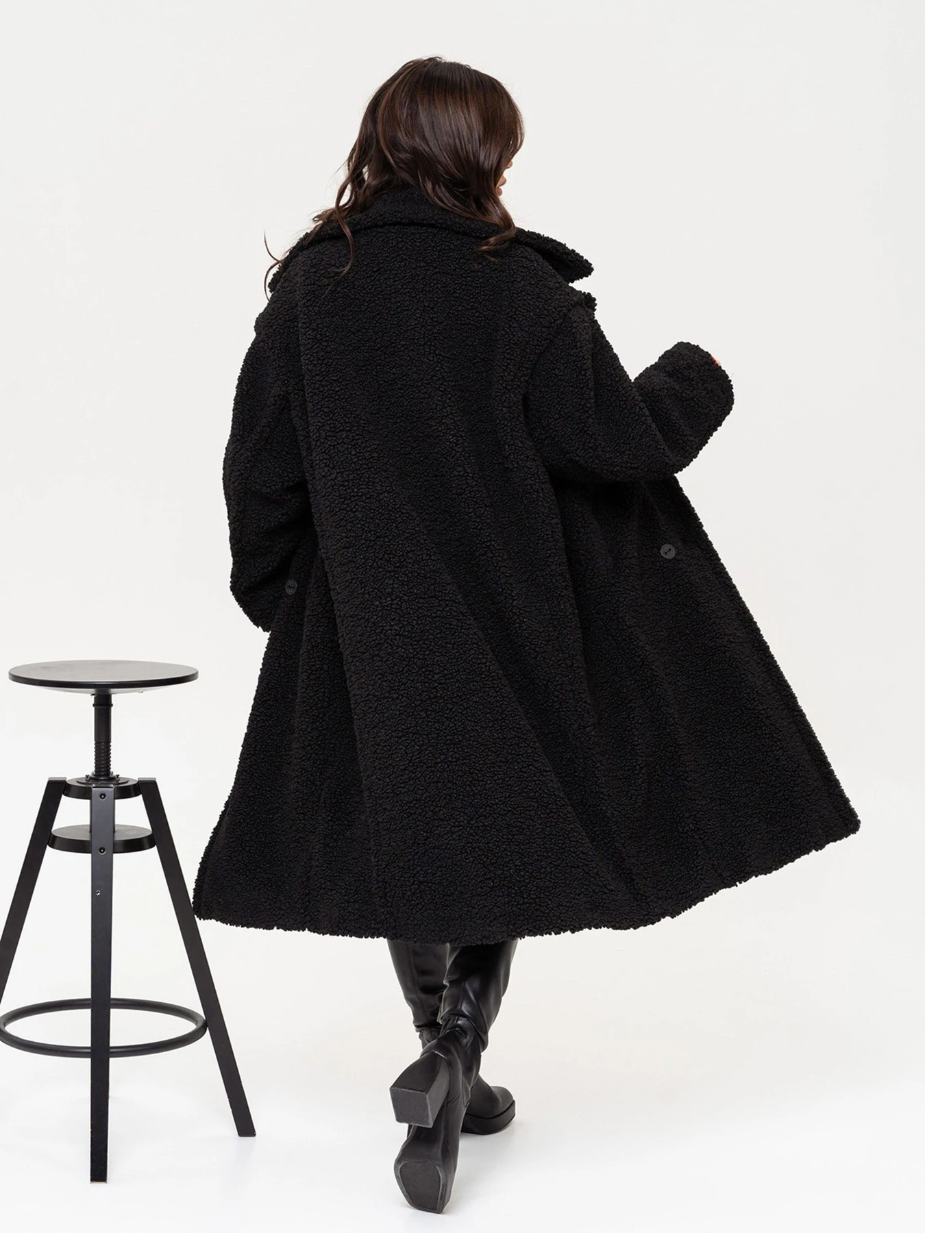 Пальто и плащи ISSA Plus модель 13650_black Пальто и плащи ISSA Plus модель 13650_black Фото
