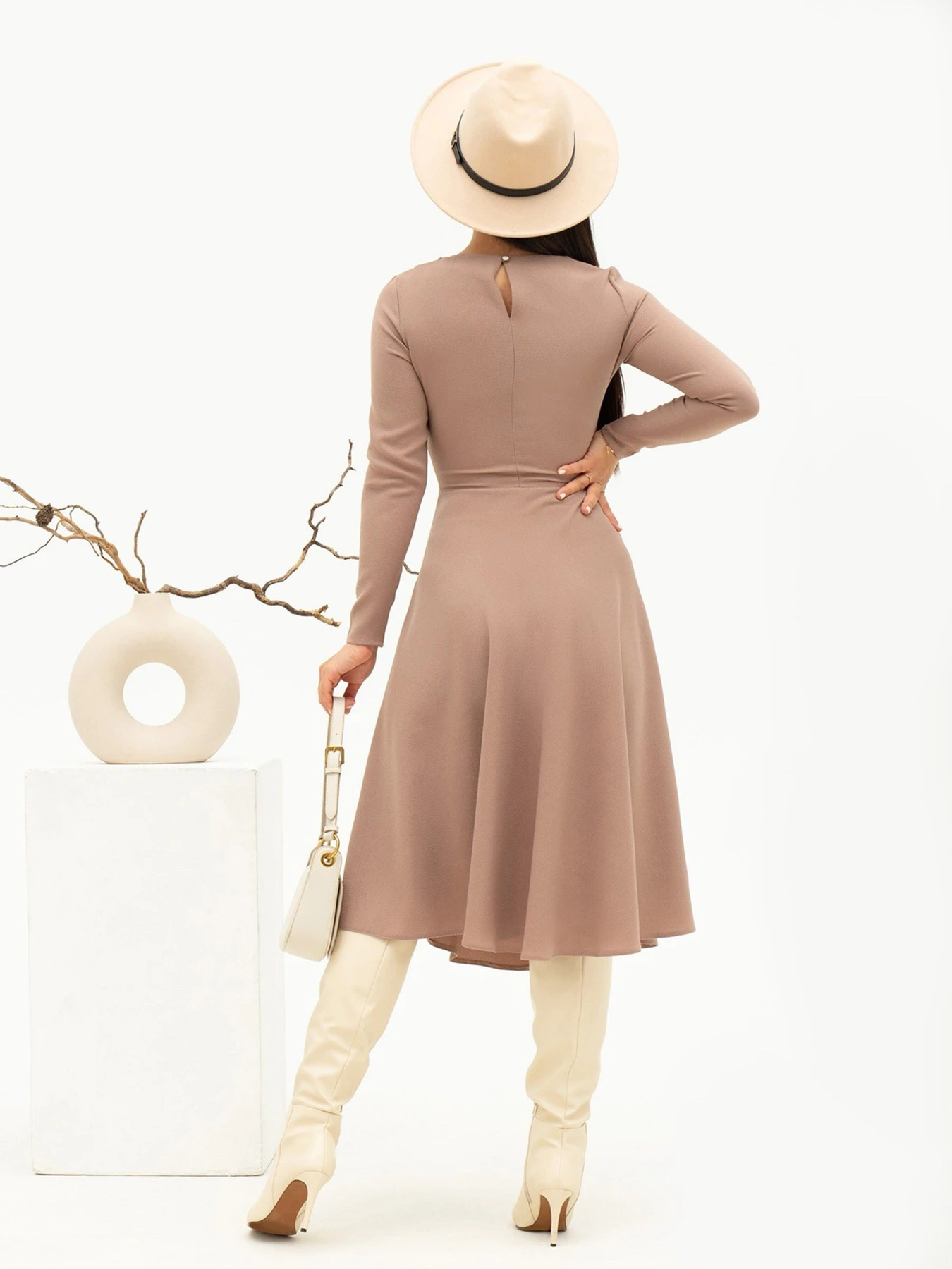 Сукні ISSA Plus модель 13692_beige Сукні ISSA Plus модель 13692_beige Фото