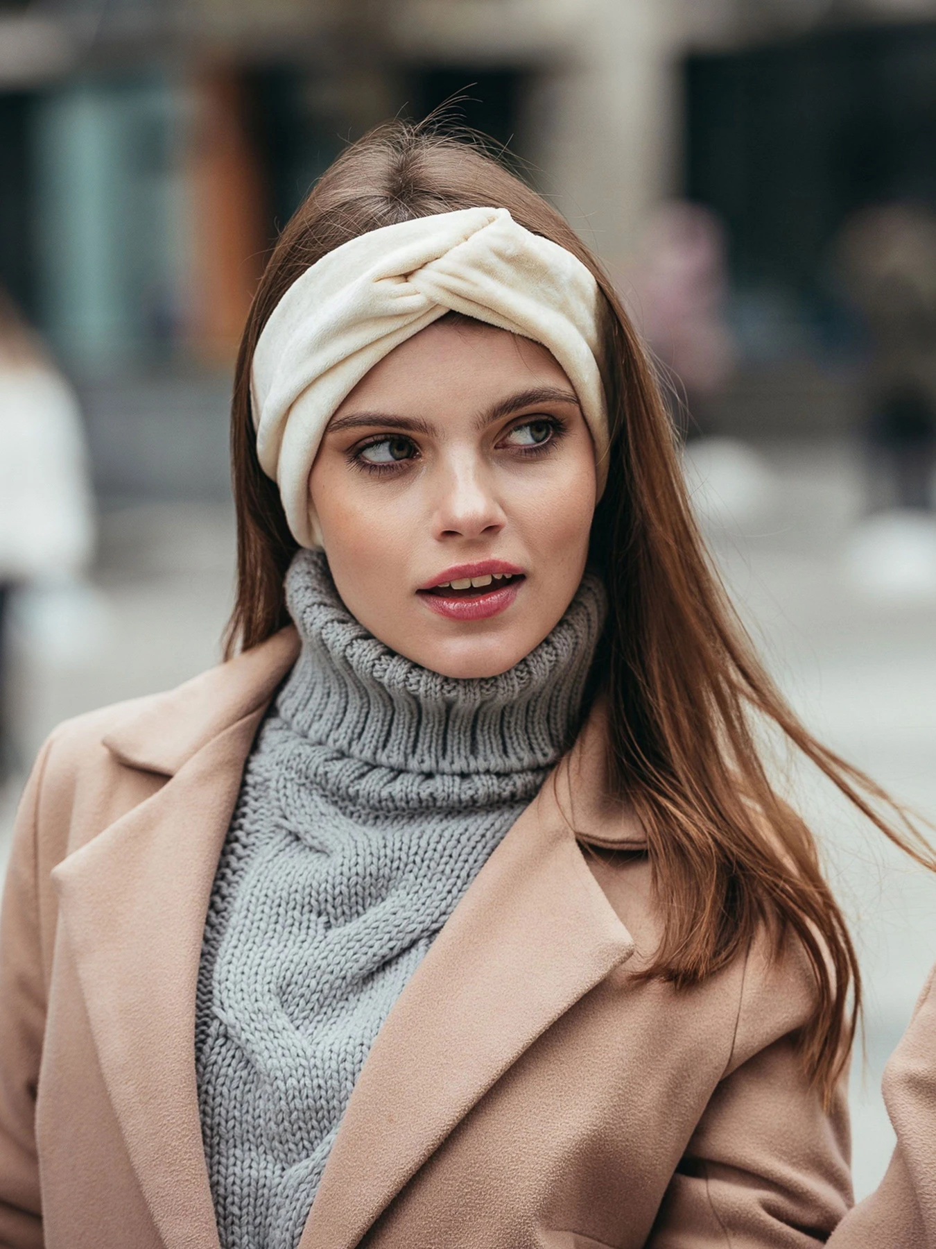 Бежевая бархатная повязка для волос MyScarf модель mp196162 Бежевая бархатная повязка для волос MyScarf модель mp196162 Фото