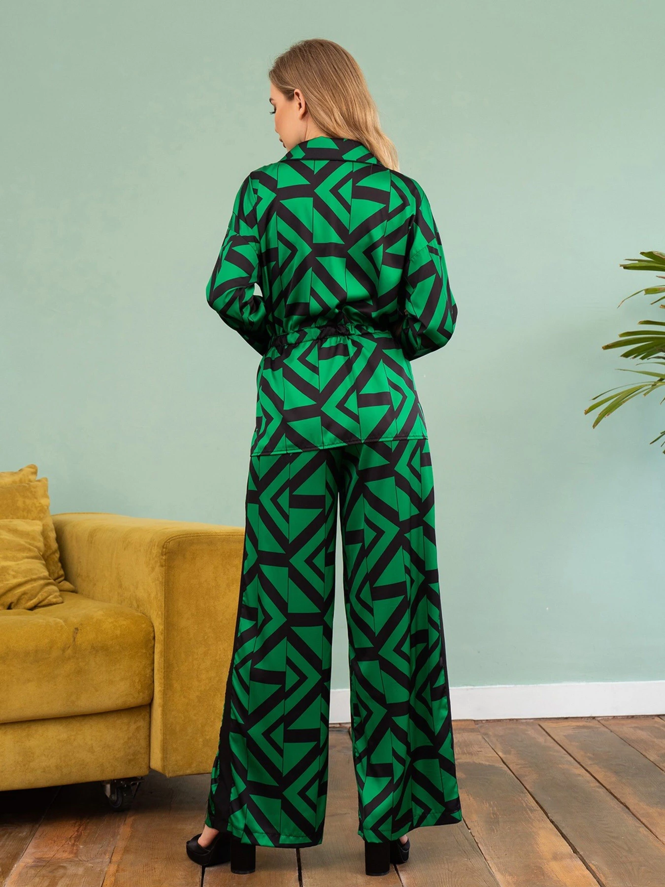 Костюми ISSA Plus модель 13748_green Костюми ISSA Plus модель 13748_green Фото