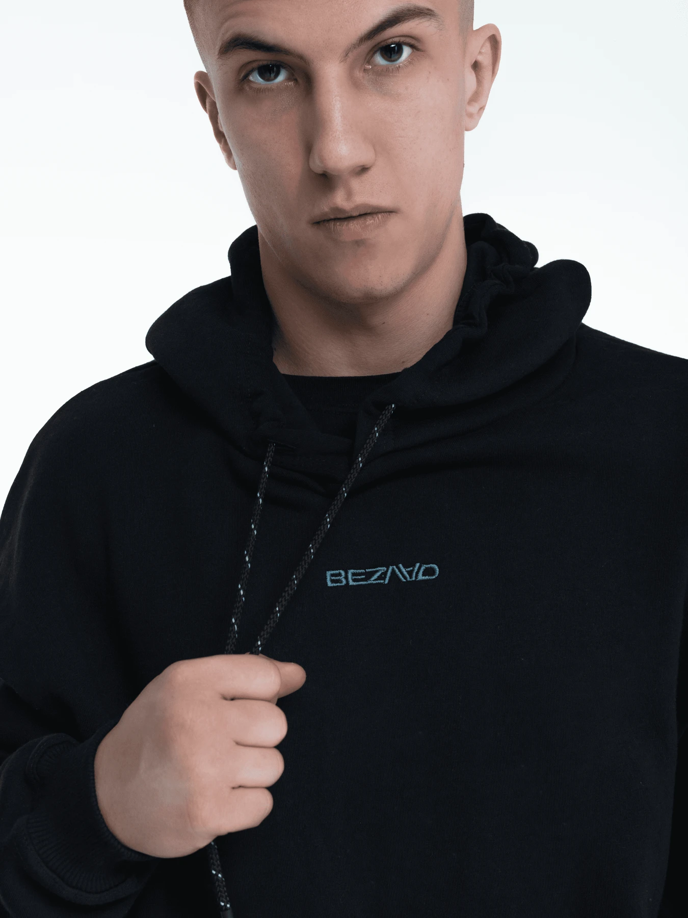 Худи и свитшоты Bezlad модель hoodiebasicblacklogo Фото