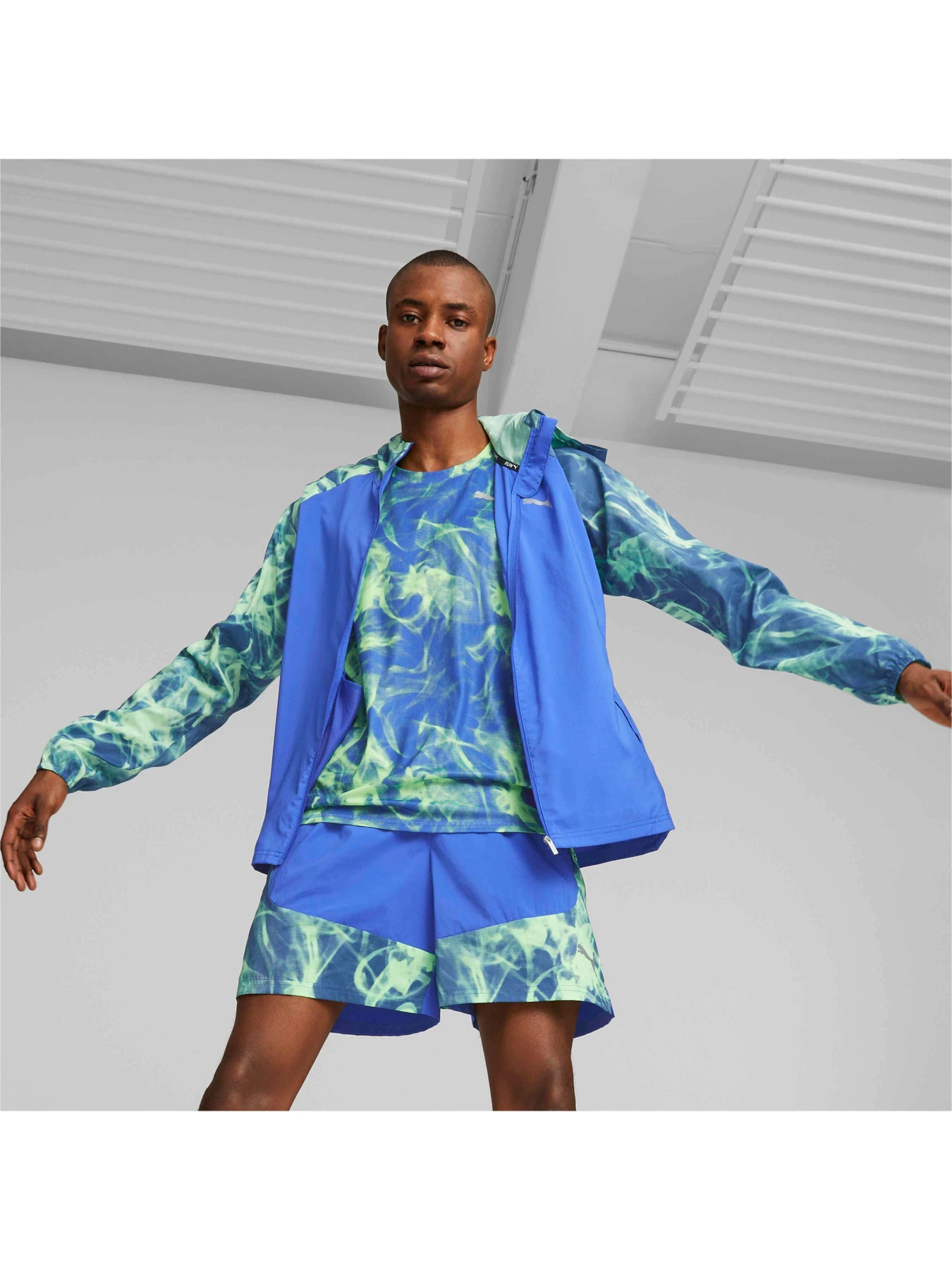 Куртки и дубленки PUMA Run Fav Aop Woven Jacket модель 523389 Куртки и дубленки PUMA Run Fav Aop Woven Jacket модель 523389 Фото