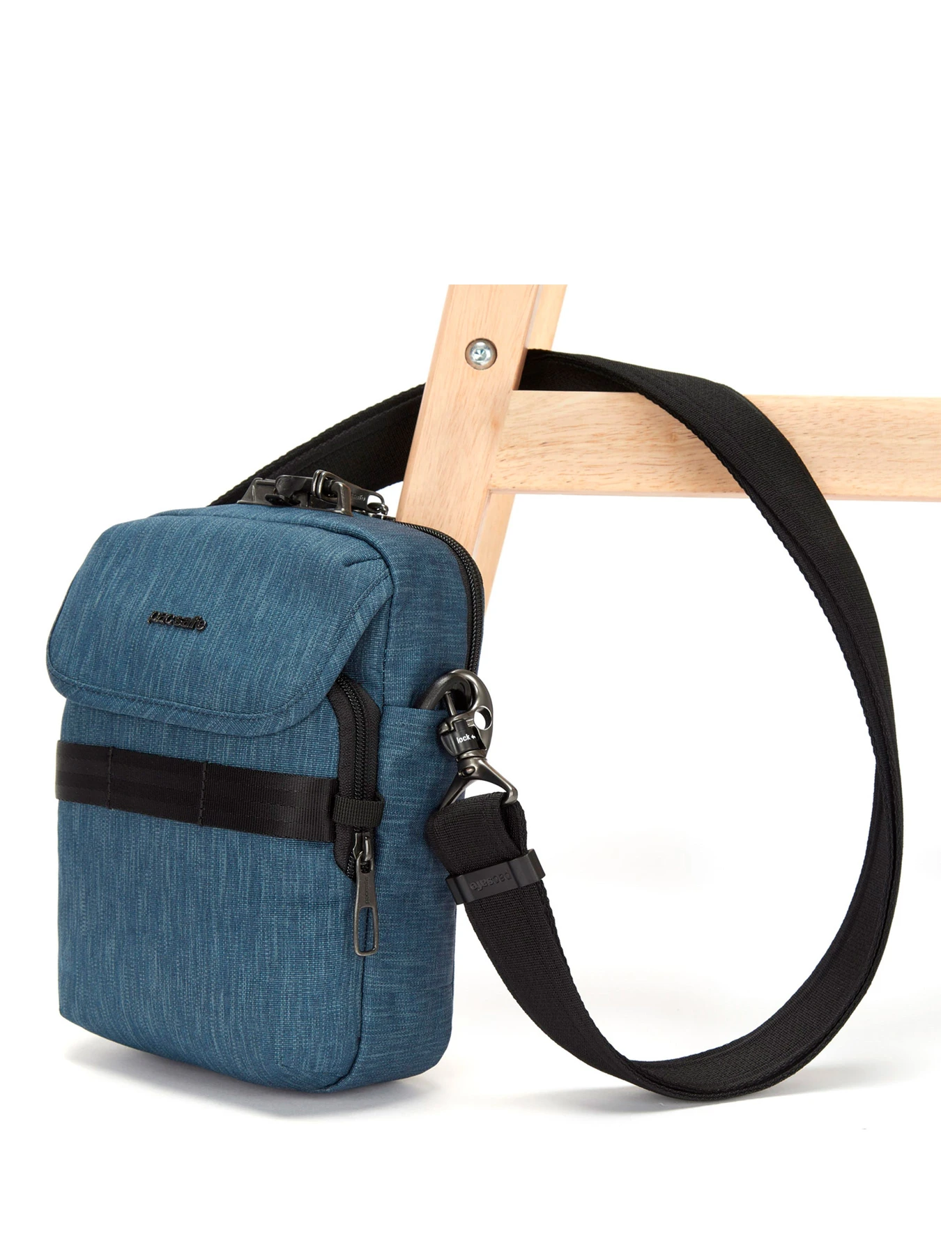 Сумки Pacsafe Metrosafe X compact crossbody модель 30610646 Сумки Pacsafe Metrosafe X compact crossbody модель 30610646 Фото