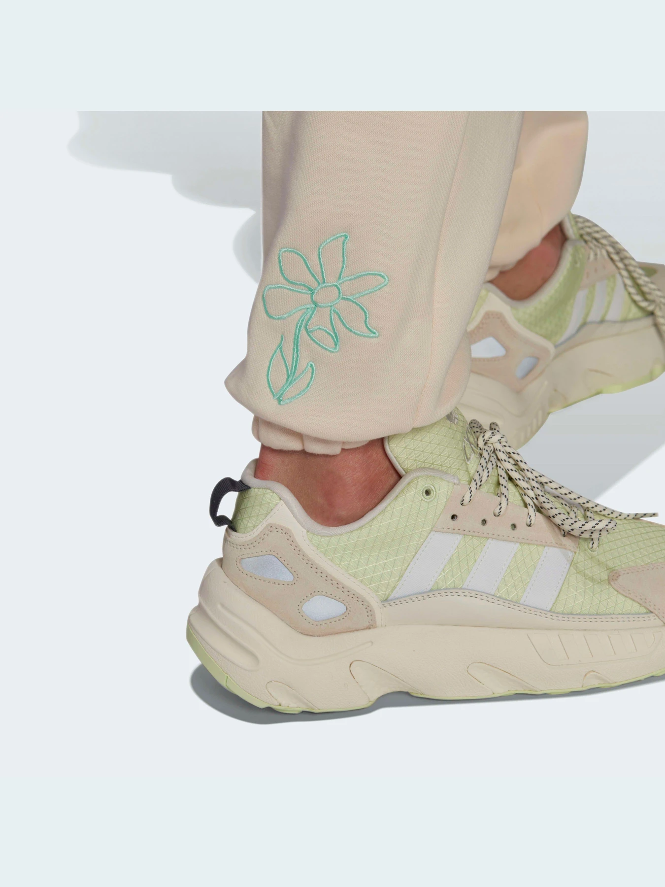 Брюки Adidas Graphics модель HI6010 Брюки Adidas Graphics модель HI6010 Фото
