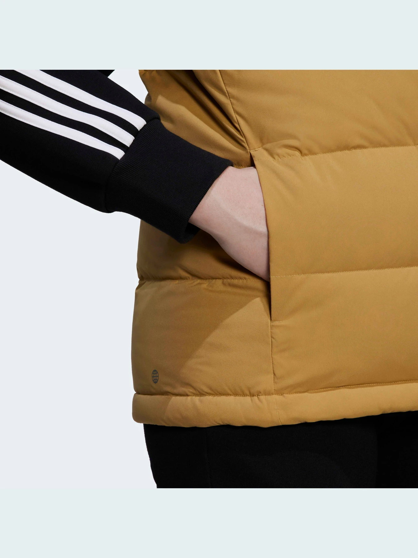 Куртки и дубленки Adidas модель HG6279 Куртки и дубленки Adidas модель HG6279 Фото