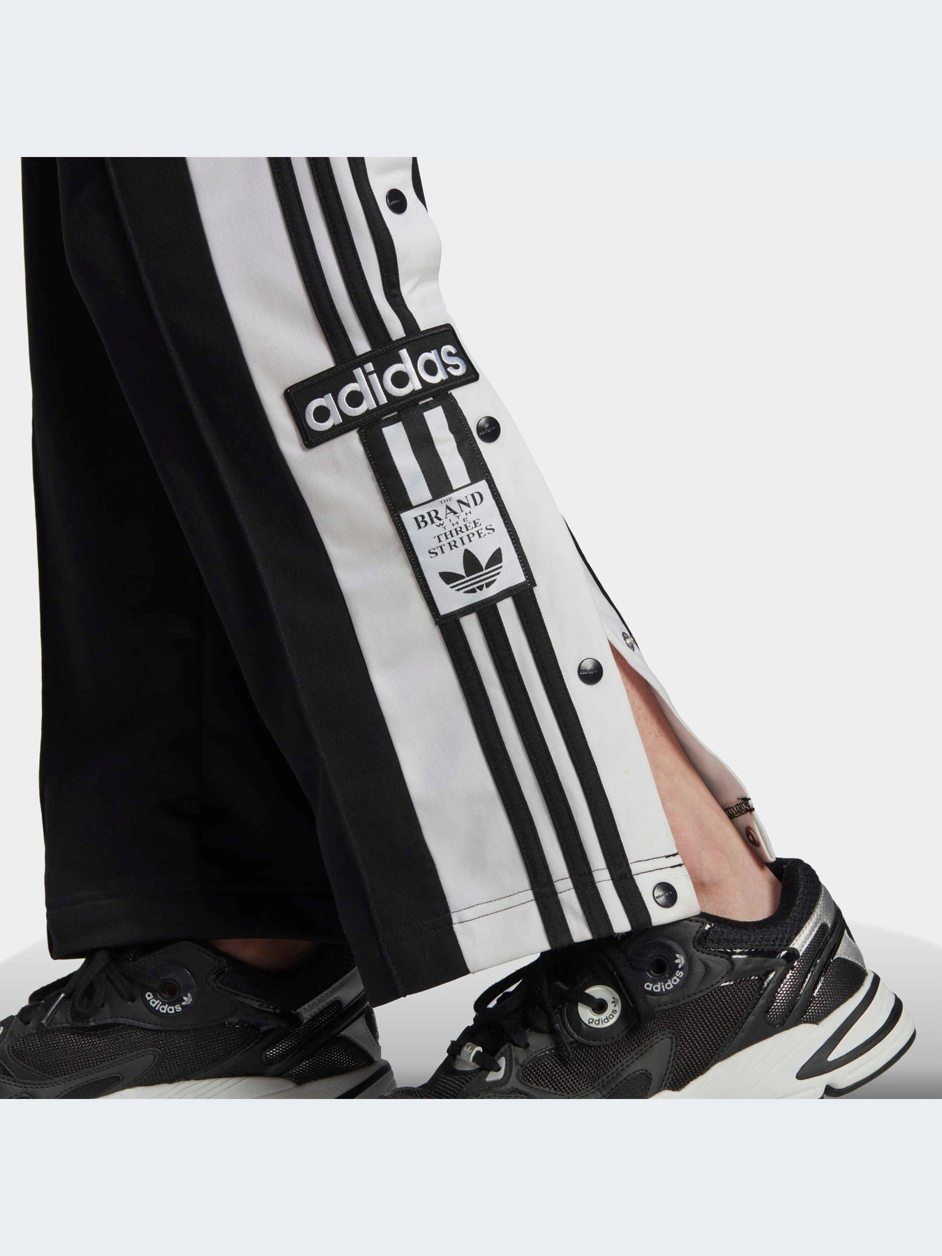 Брюки Adidas Adicolor модель GN2807 Брюки Adidas Adicolor модель GN2807 Фото