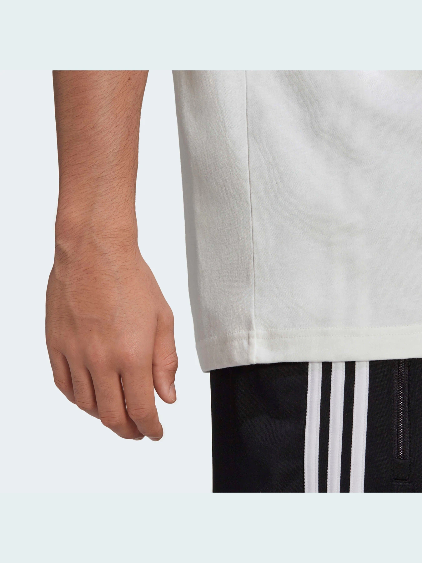 Футболки и поло Adidas Graphics модель HC7143 Футболки и поло Adidas Graphics модель HC7143 Фото