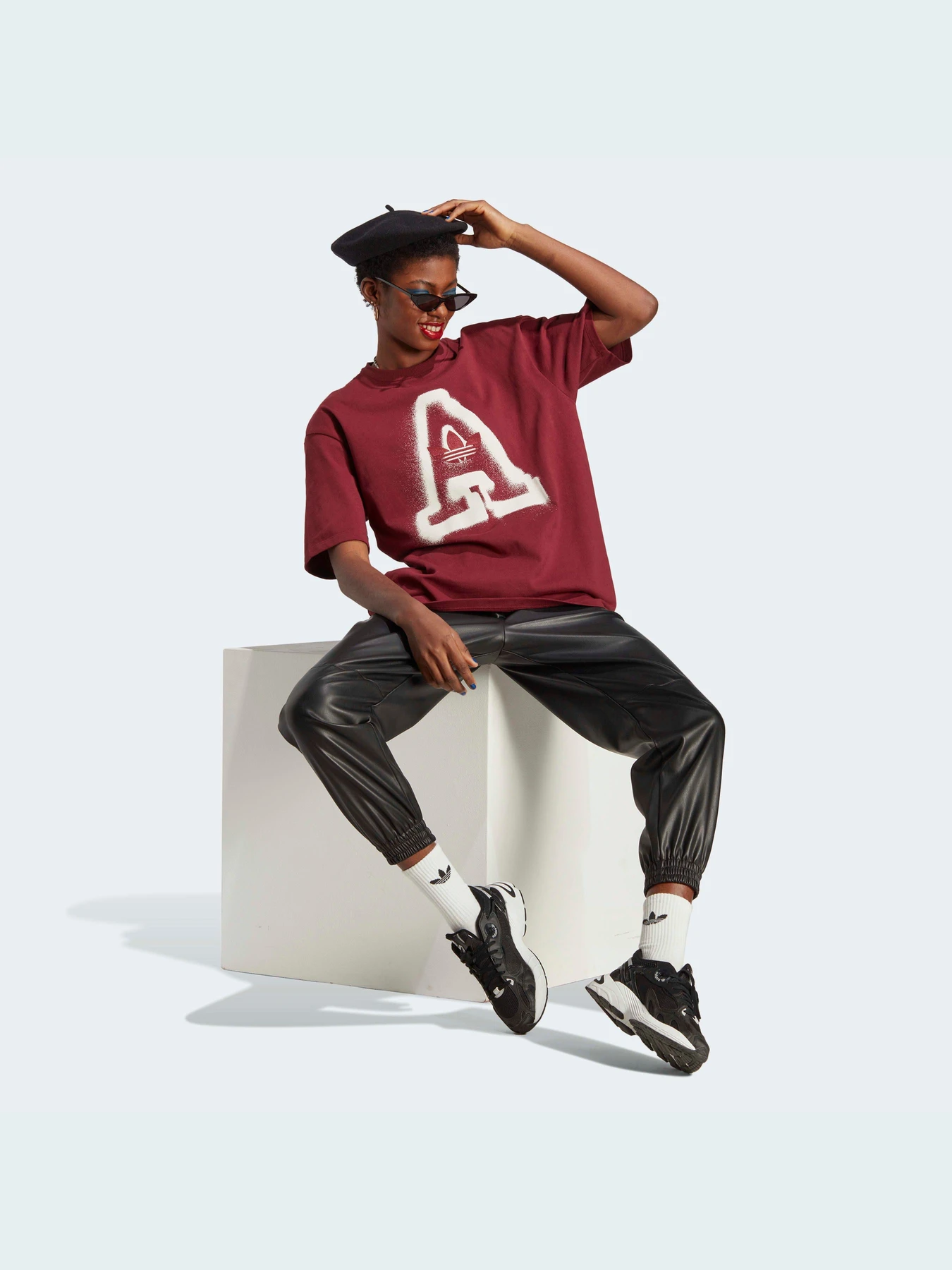 Футболки і поло Adidas Graphics модель IC5245 Футболки і поло Adidas Graphics модель IC5245 Фото