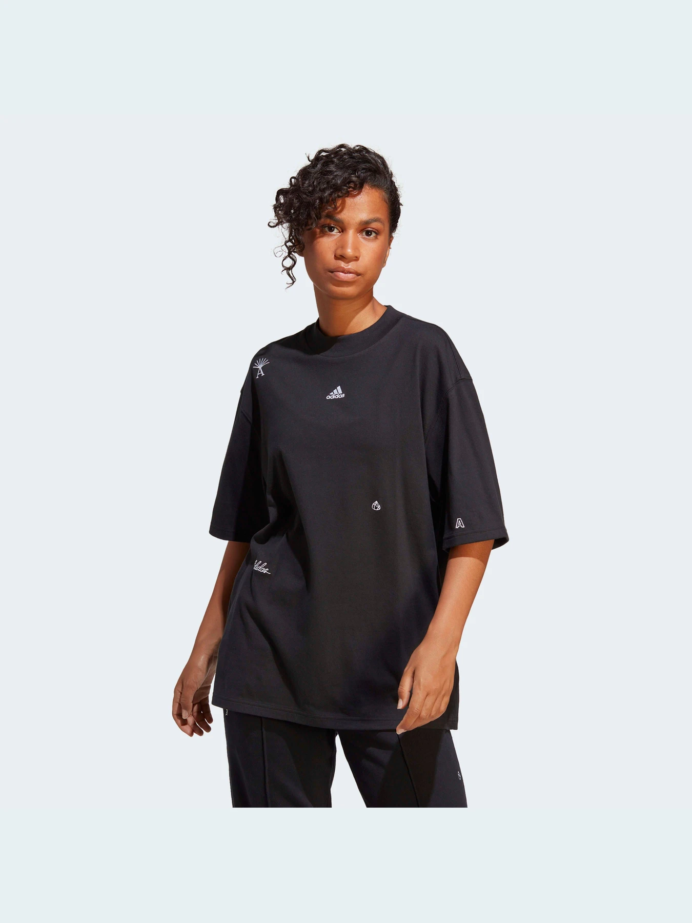 Футболки і поло Adidas Graphics модель IC0797 Футболки і поло Adidas Graphics модель IC0797 Фото