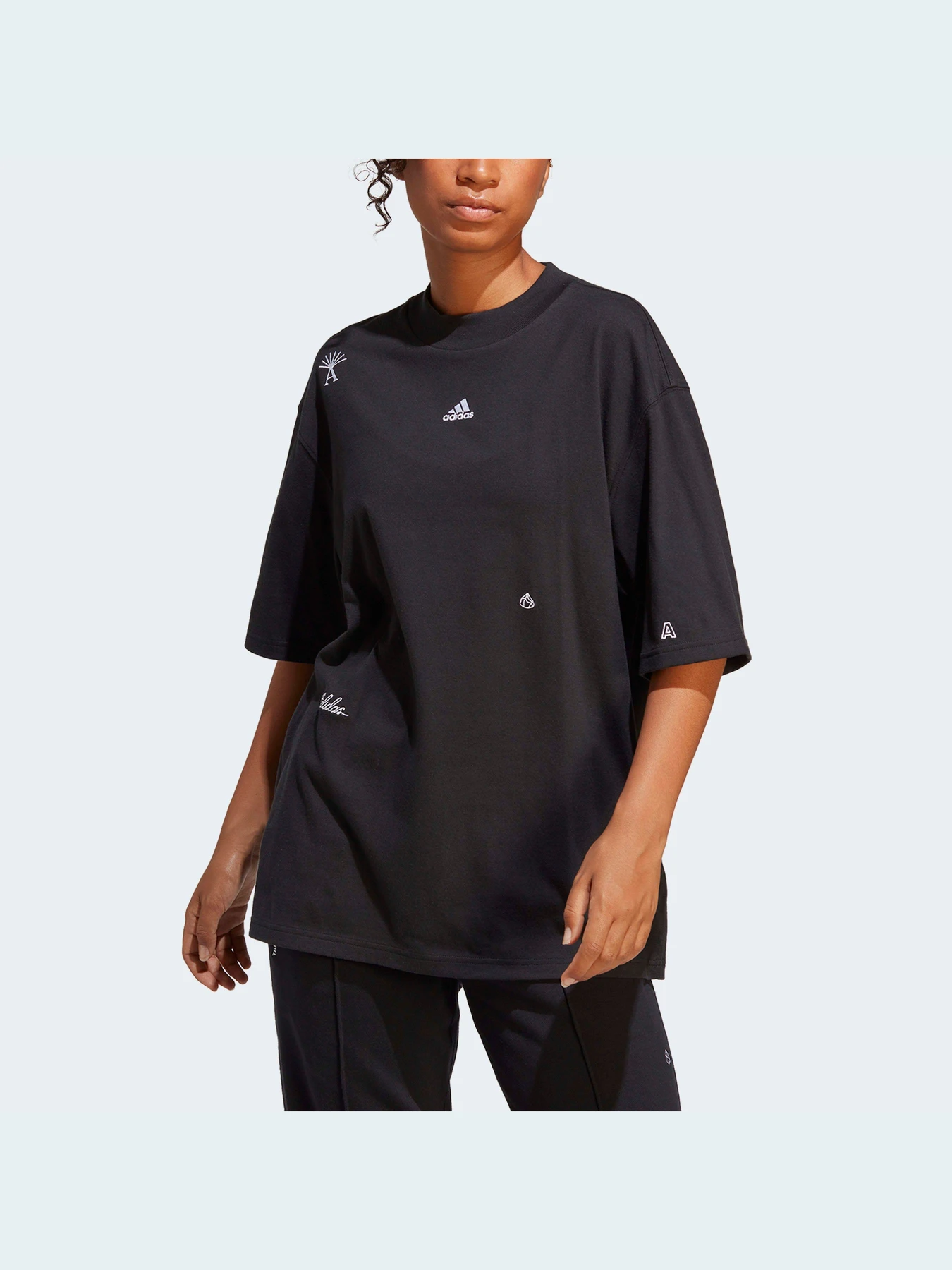 Футболки і поло Adidas Graphics модель IC0797 Футболки і поло Adidas Graphics модель IC0797 Фото