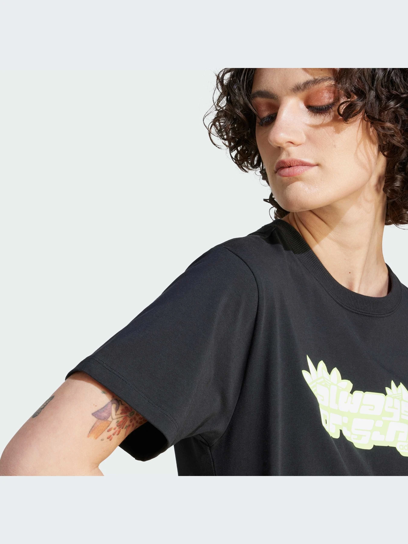Футболки і поло Adidas Graphics модель IK0496 Фото