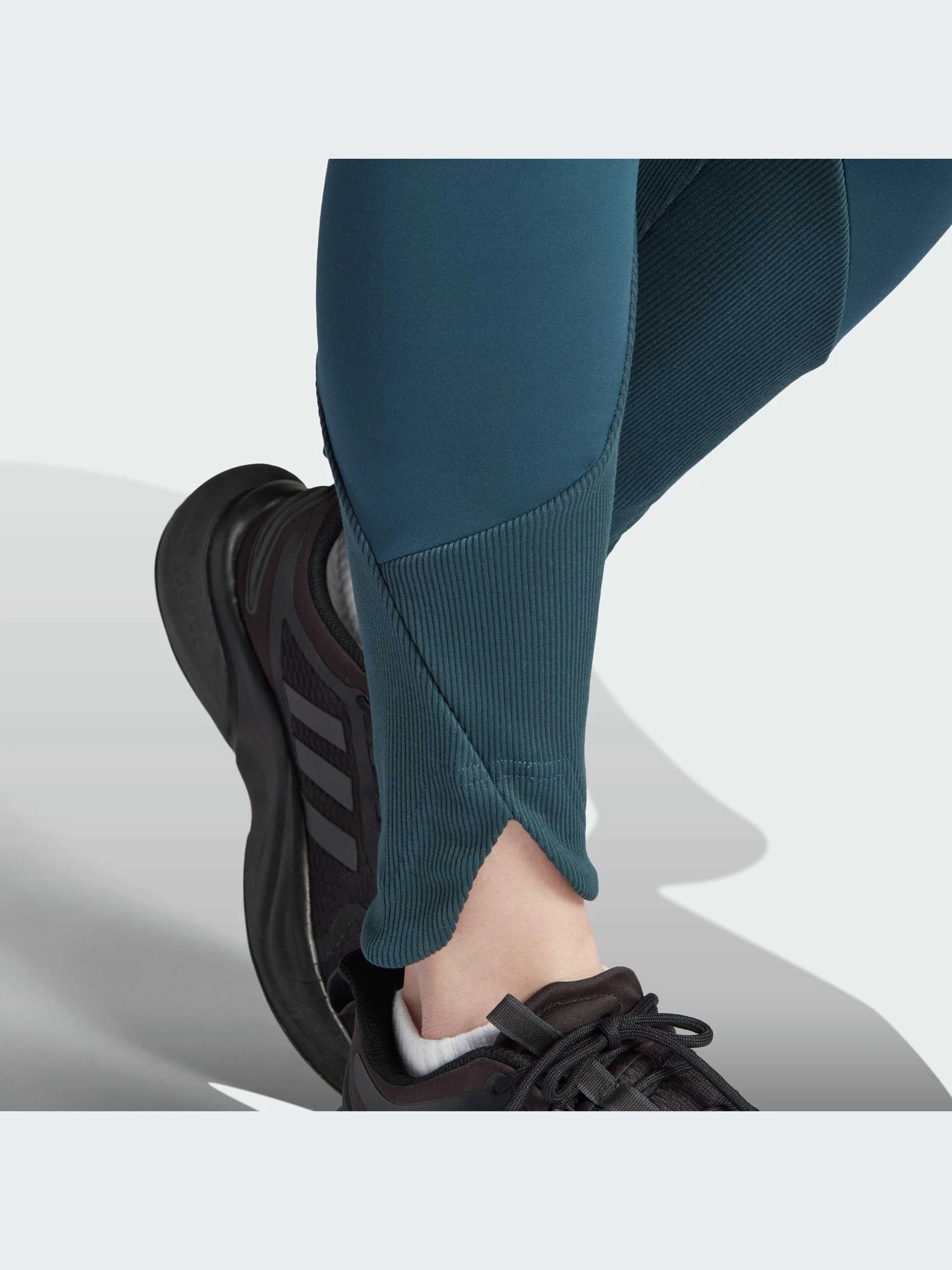 Брюки Adidas ZNE модель IM4941 Брюки Adidas ZNE модель IM4941 Фото