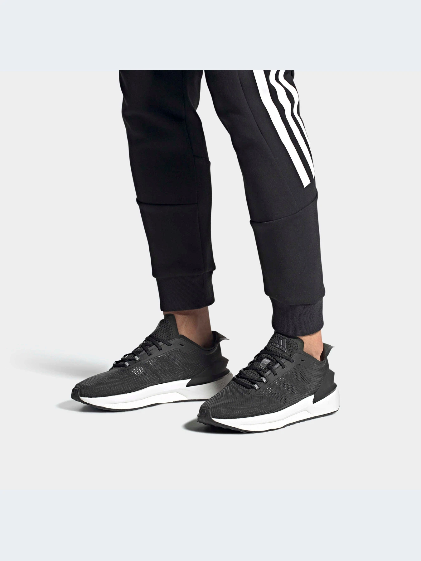 Кроссовки Adidas AVRYN модель HP5968 Фото