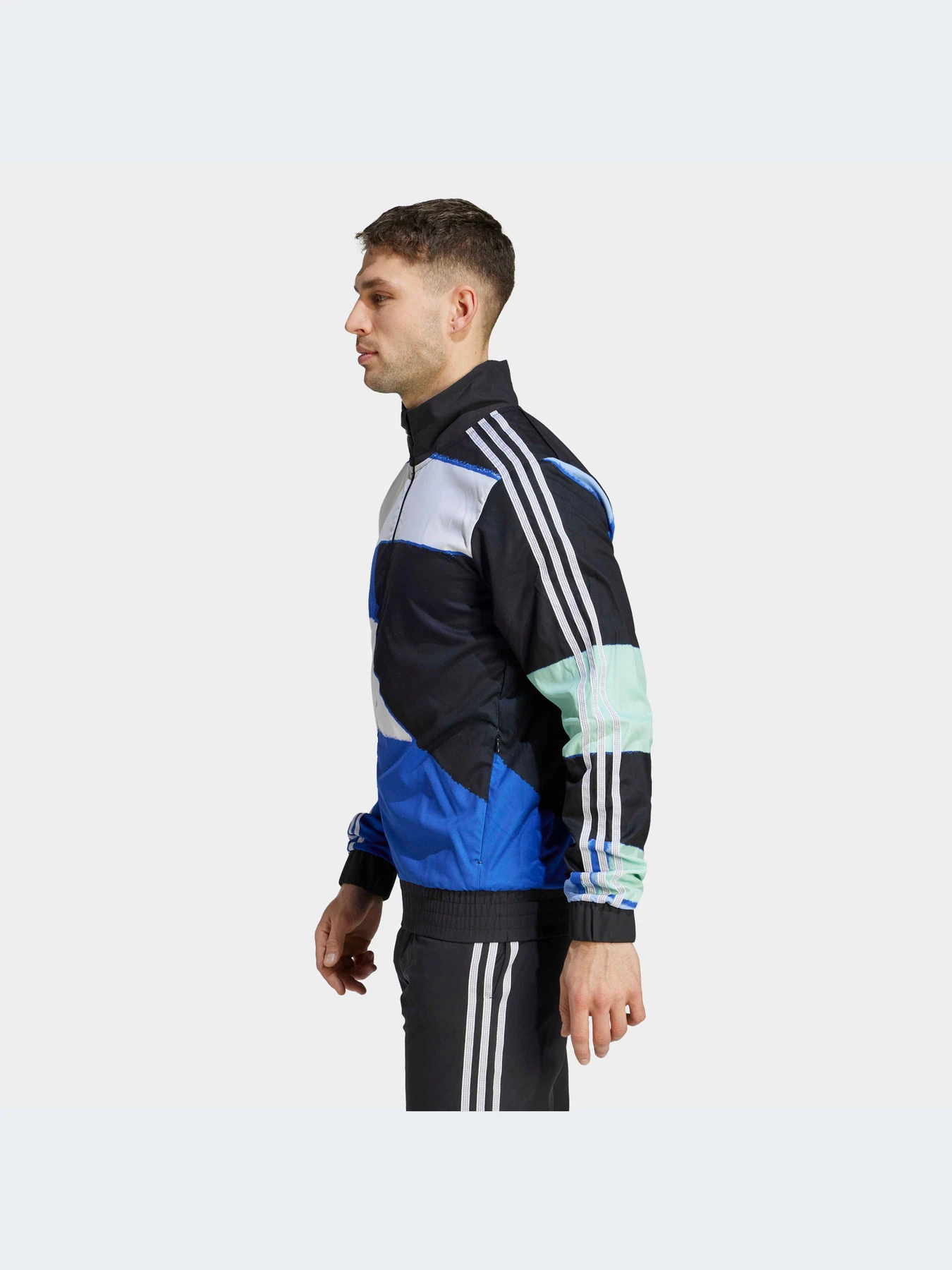 Куртки и дубленки Adidas Graphics модель HT3669 Куртки и дубленки Adidas Graphics модель HT3669 Фото