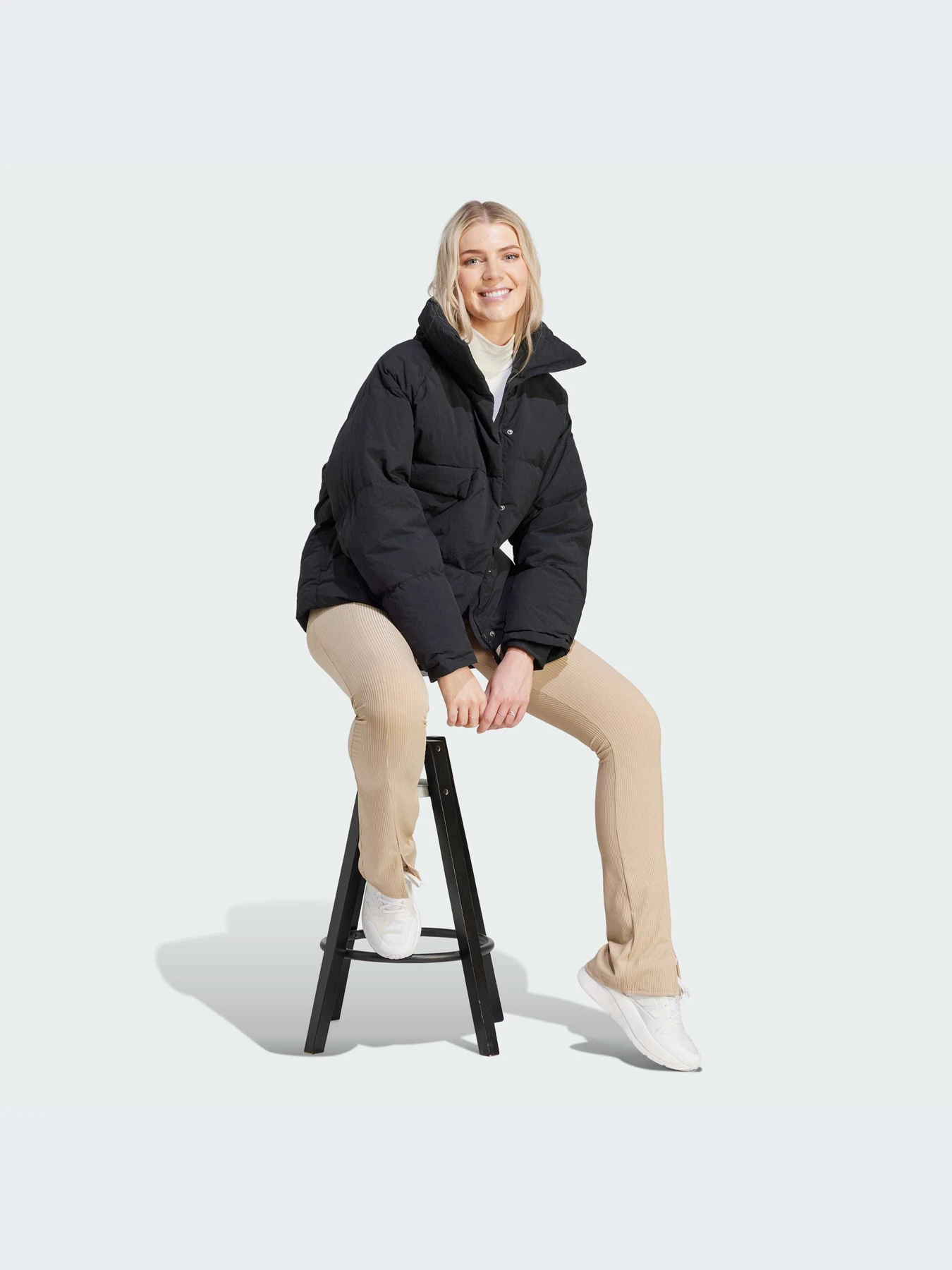 Куртки и дубленки Adidas модель IK3166 Куртки и дубленки Adidas модель IK3166 Фото