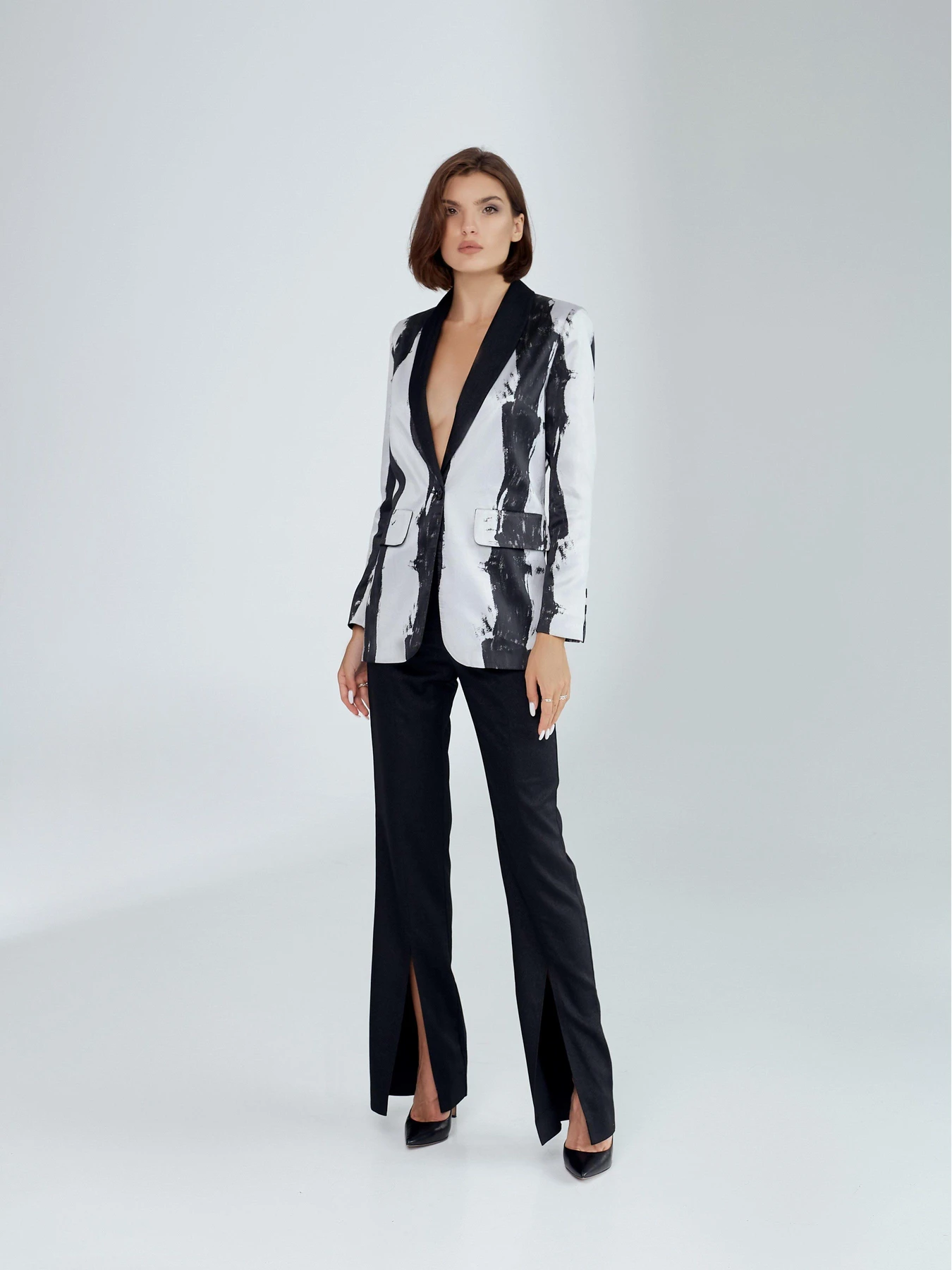 Костюми Anais Gose Cassiopeia модель suit.cassiopeia.black.white.001 Фото