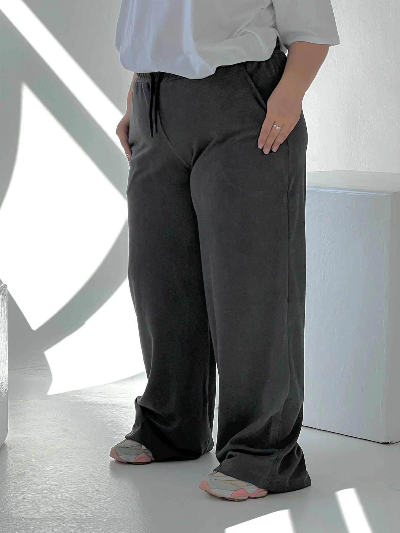 Брюки IJ модель ij-pants-wide-zamsh-grafit Брюки IJ модель ij-pants-wide-zamsh-grafit Фото