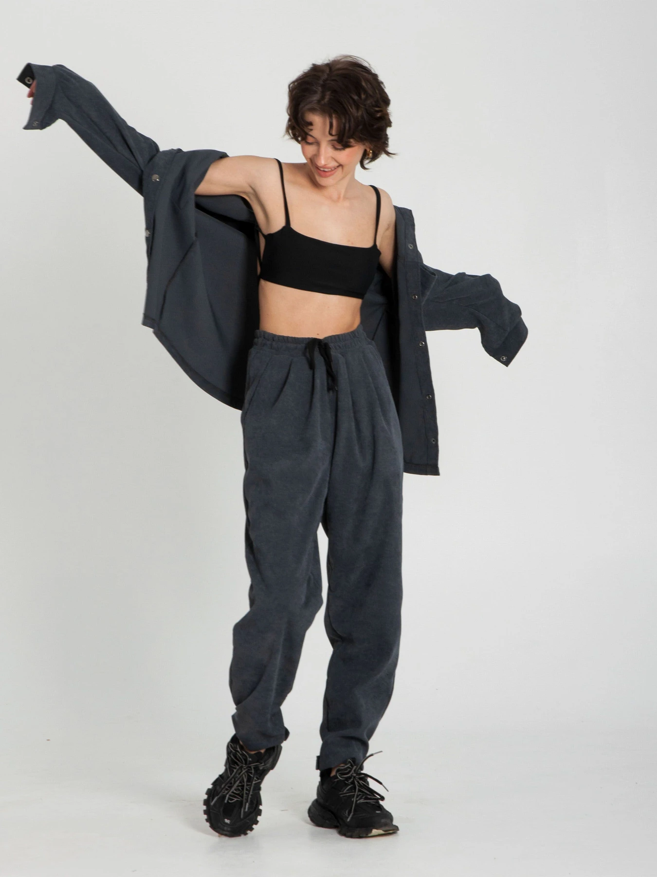 Брюки IJ модель ij-pants-lip-velvet-grafit Брюки IJ модель ij-pants-lip-velvet-grafit Фото