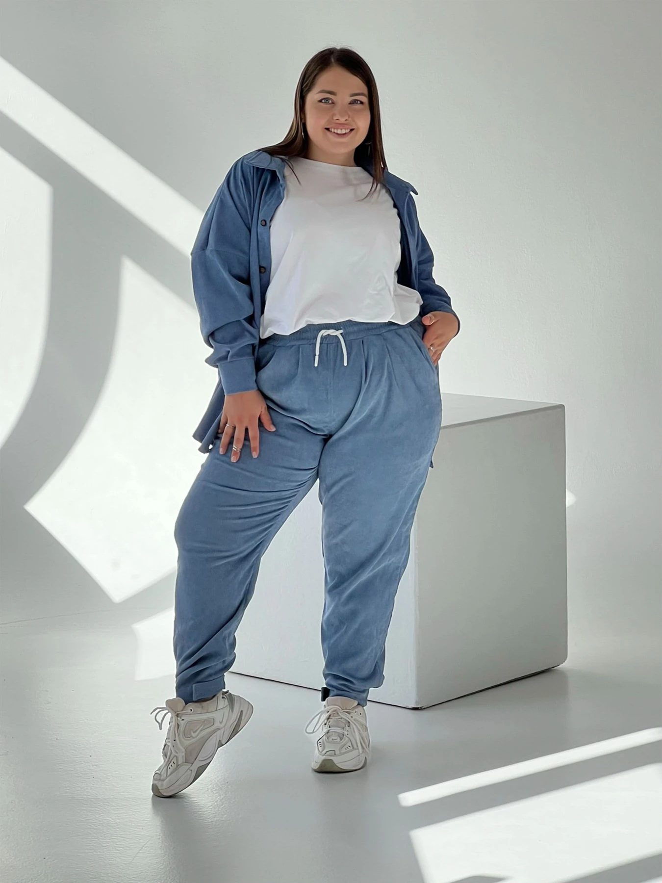 Брюки IJ модель ij-pants-lip-velvet-blue Брюки IJ модель ij-pants-lip-velvet-blue Фото