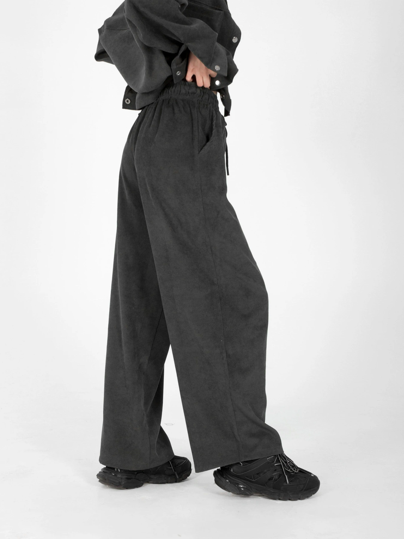 Брюки IJ модель ij-pants-wide-velvet-grafit Брюки IJ модель ij-pants-wide-velvet-grafit Фото