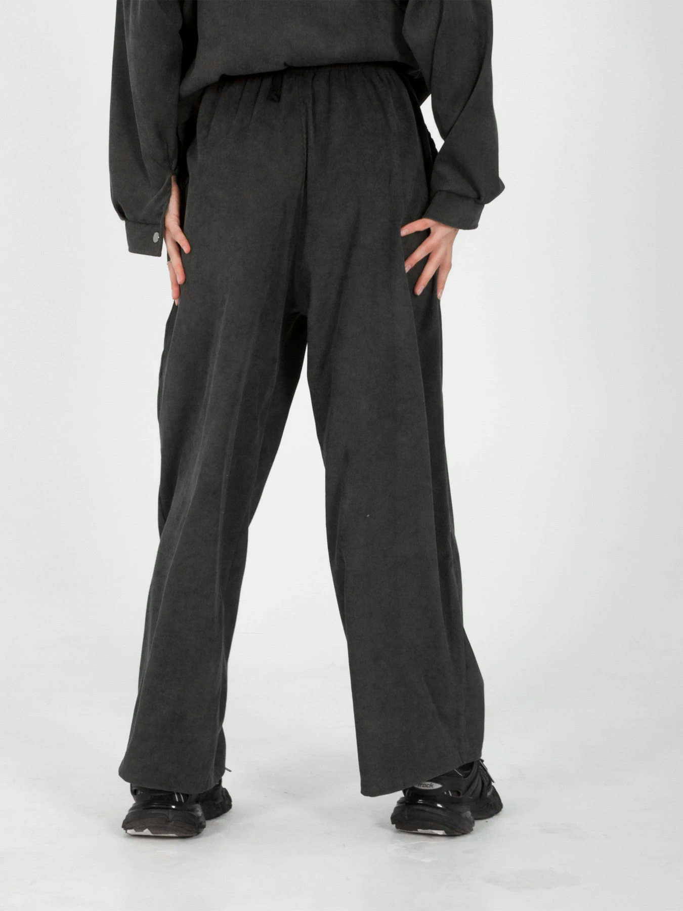Брюки IJ модель ij-pants-wide-velvet-grafit Брюки IJ модель ij-pants-wide-velvet-grafit Фото